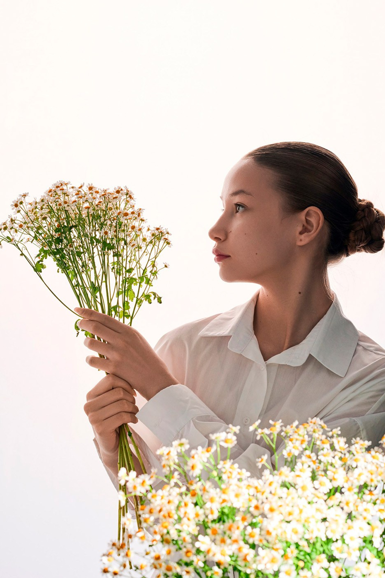 Фотосессия девушки в чёрном халате в студии