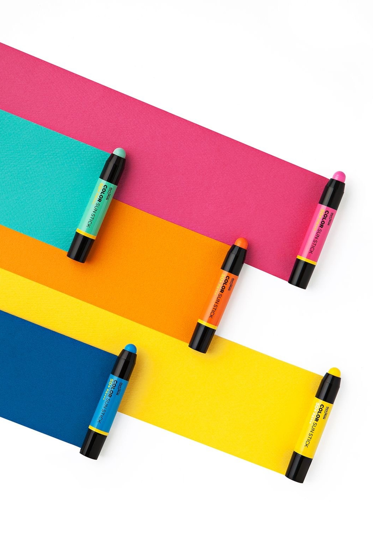 Детские игрушки с яркими цветами и интересными текстурами.