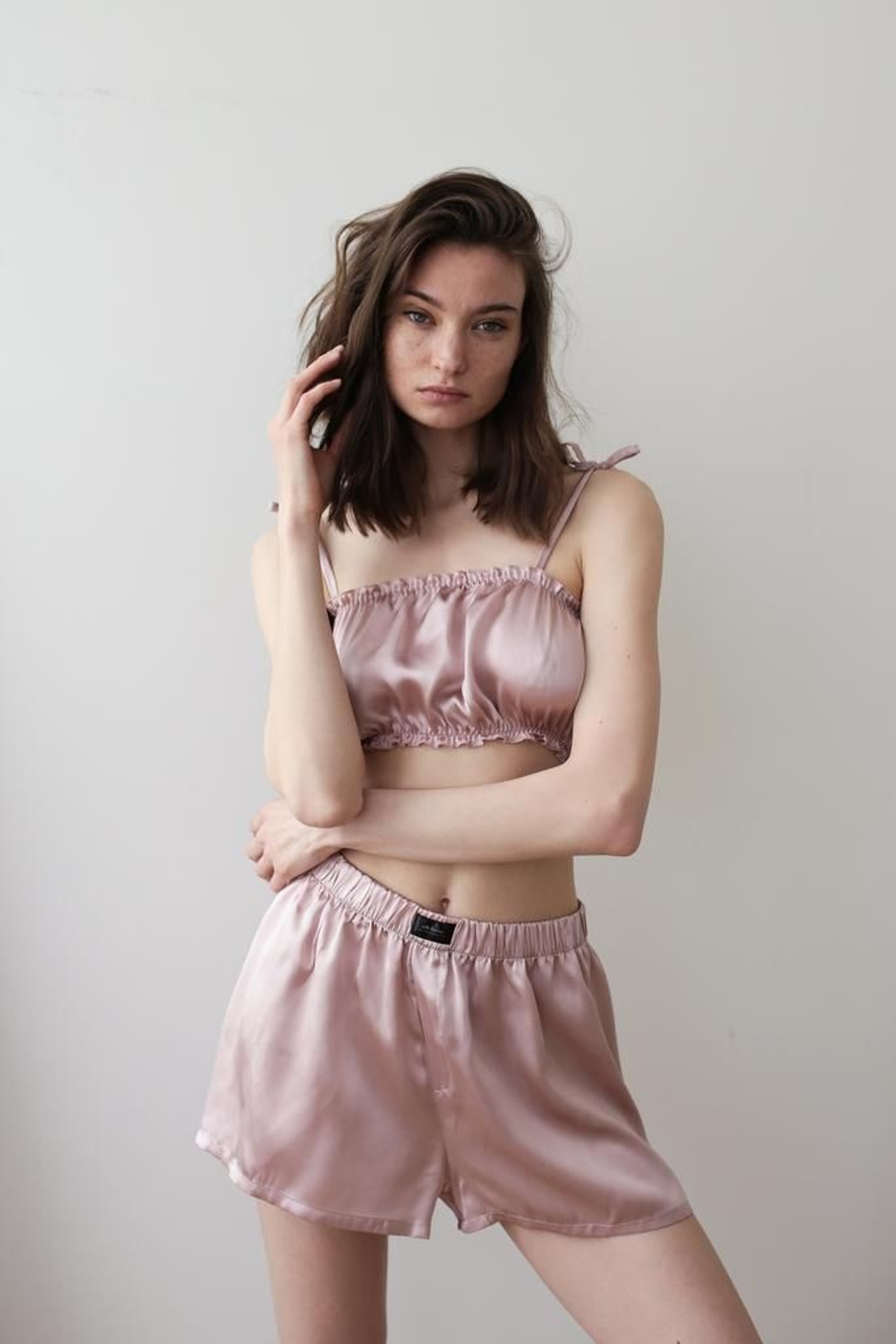 Эстетика женских сорочек через искусную предметную съемку.