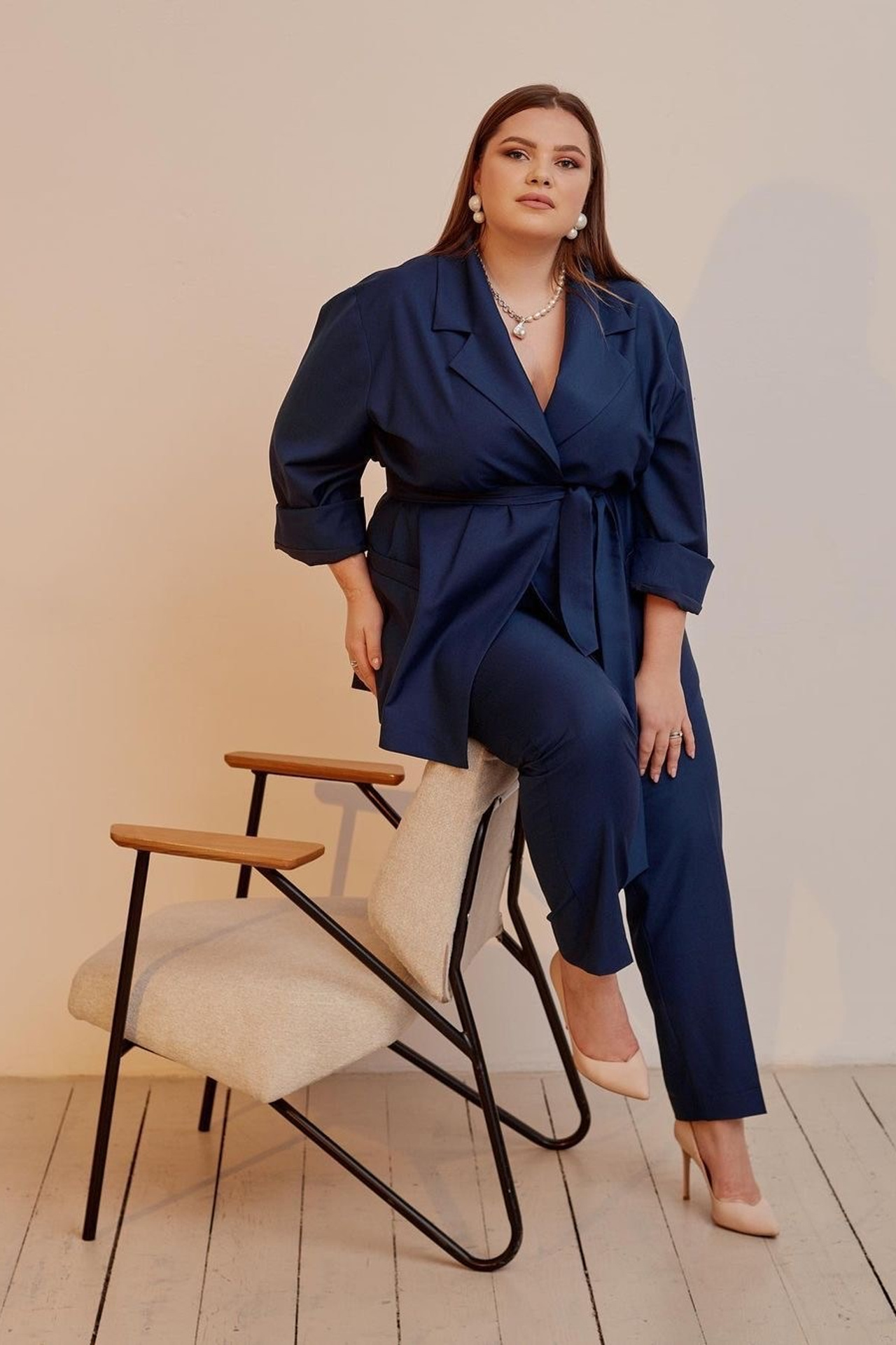 Идея для делового стиля plus-size с пиджаком и брюками