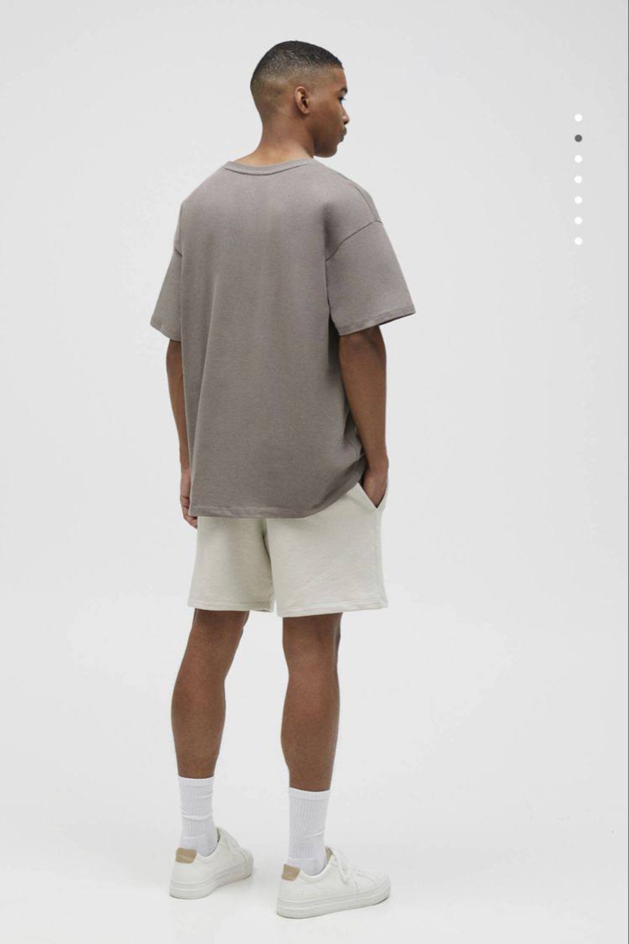 Съемка футболок oversize с акцентом на комфорт и легкость носки