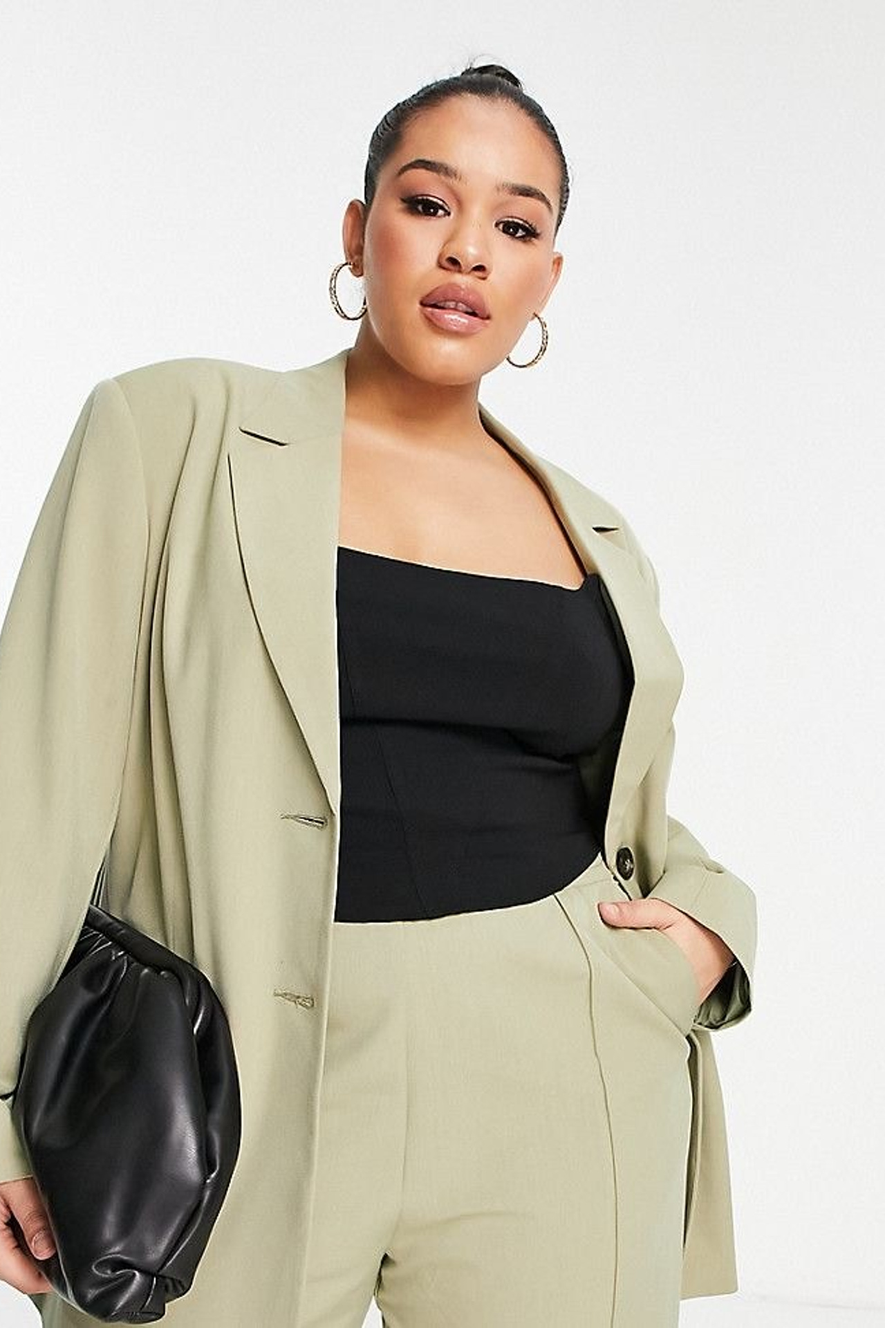 Идея для делового стиля plus-size с пиджаком на пуговицах