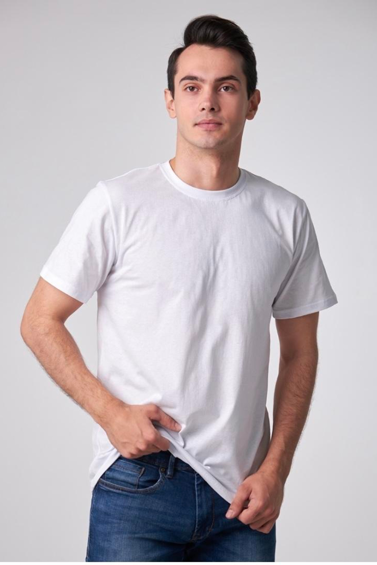 Профессиональная съемка для демонстрации современных моделей мужских футболок