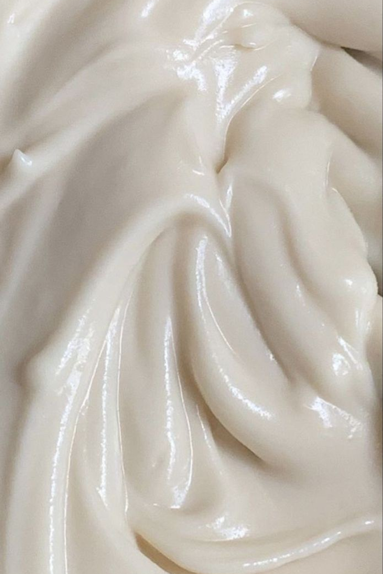 Предметная съемка зубной пасты с мягким свечением на текстурированном фоне.