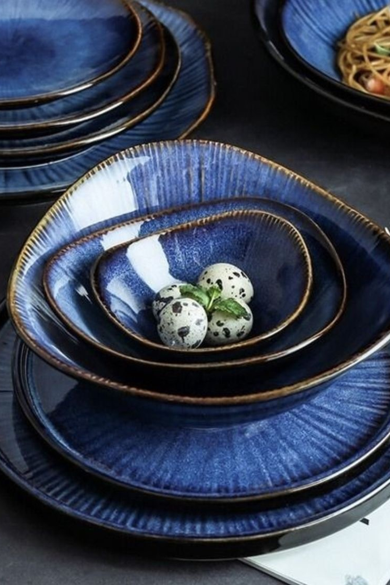 Пример глубокой посуды с рельефной текстурой и естественными оттенками.