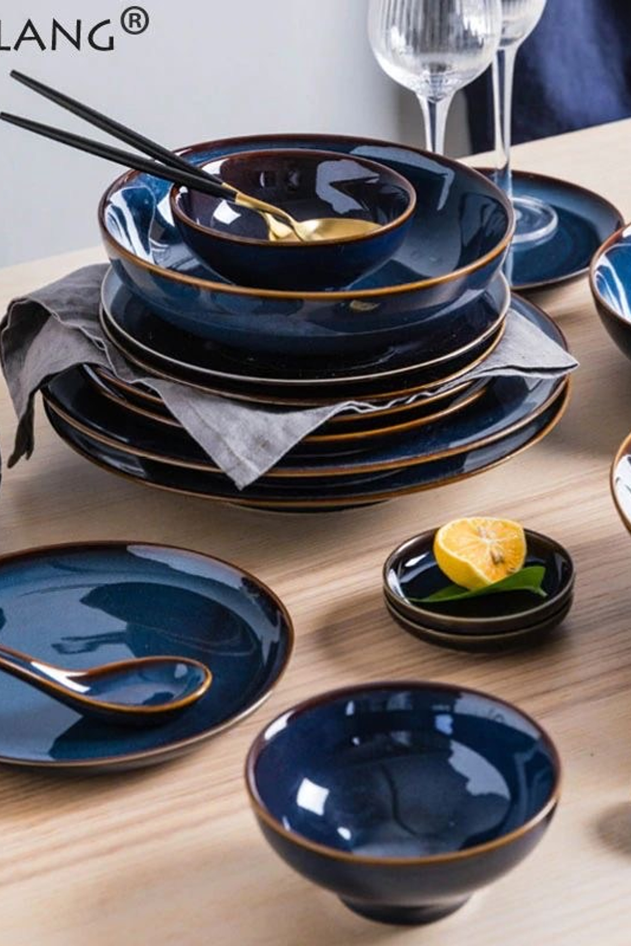 Пример синей фарфоровой посуды с тонкой золотой окантовкой.