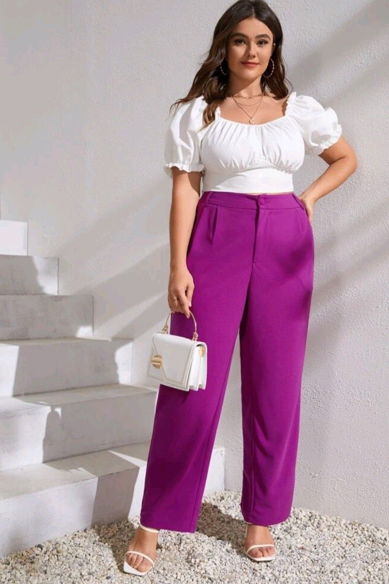 Идея для спортивного стиля plus-size с костюмом из эластичных тканей.