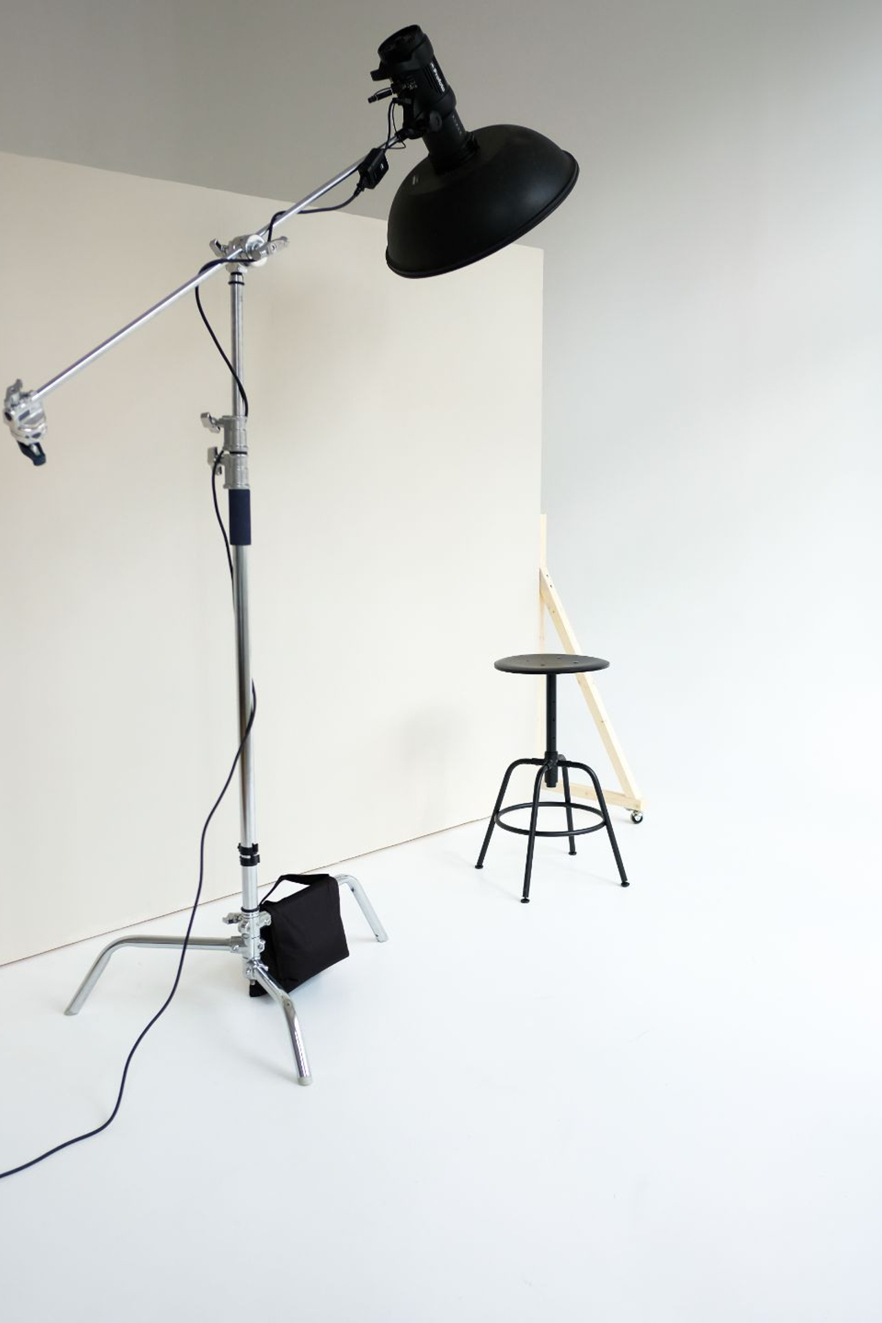 Студия JUPITER STUDIO — зал White для предм. съемки С.-Пб|Sale Easy