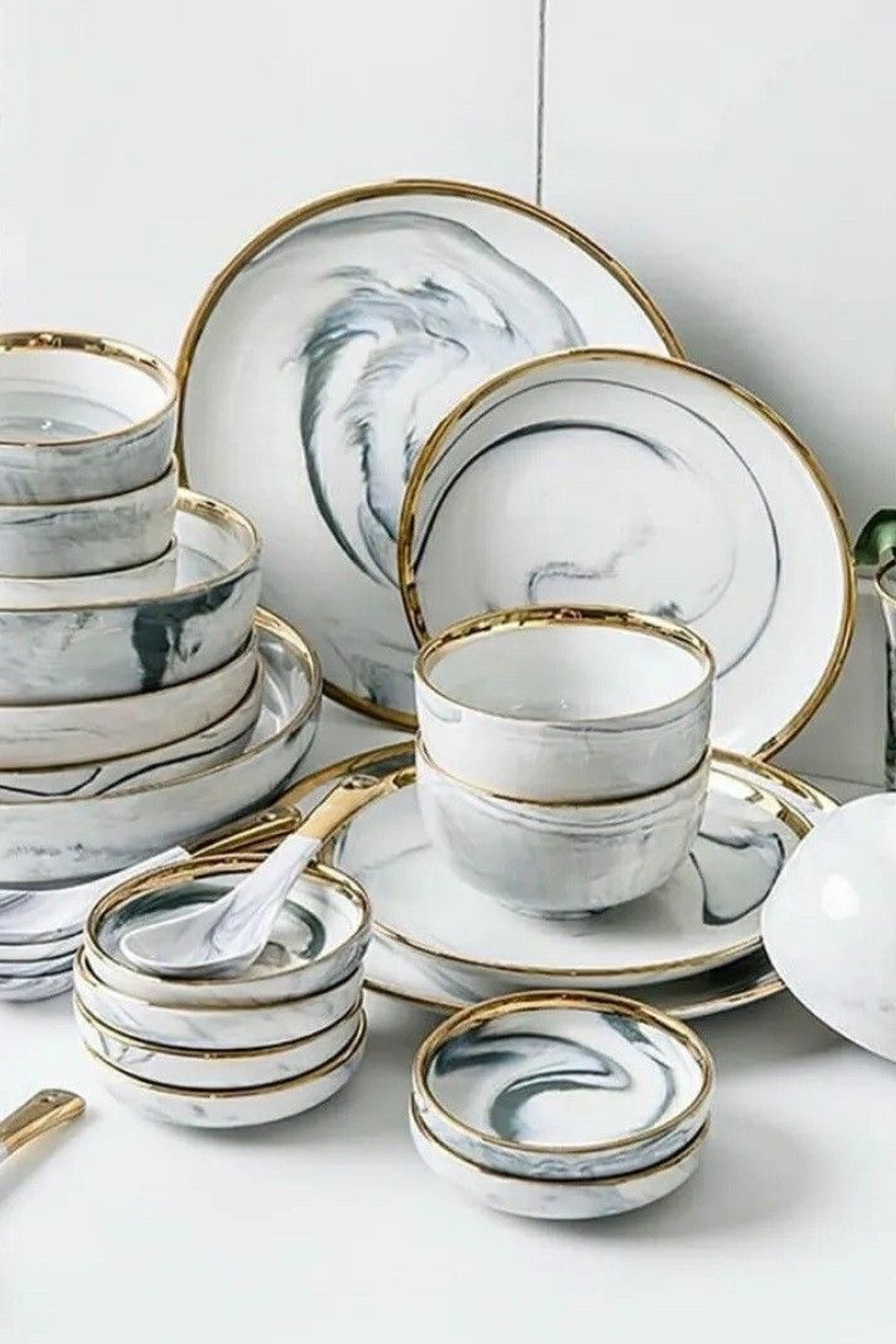 Идея для белой посуды в минималистичном стиле без лишних деталей.