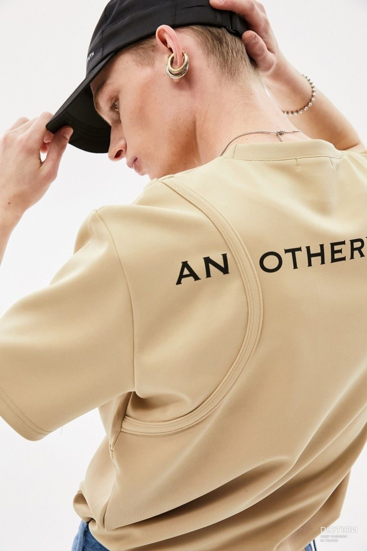 Референс для образа с узкими джинсами и футболкой