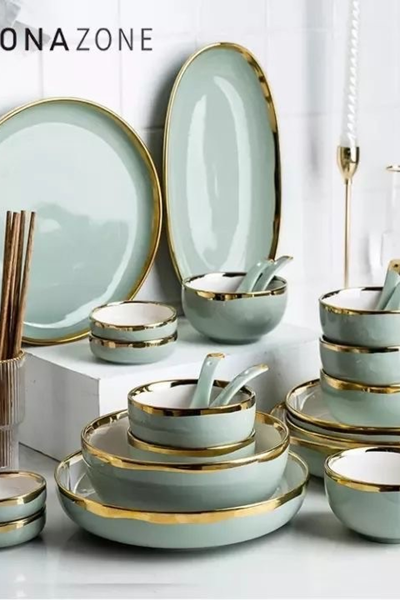 Пример белой фарфоровой посуды с минималистичным дизайном.