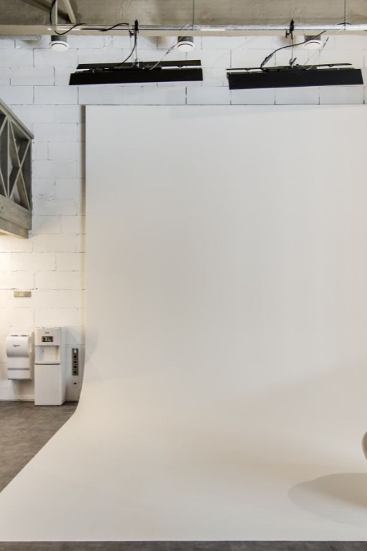 Студия Famous Studios Циклорама для предметной съемки Москва