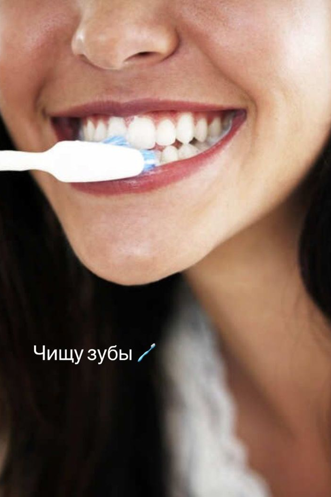 Предметная съемка зубной пасты в руках модели на минималистичном фоне.