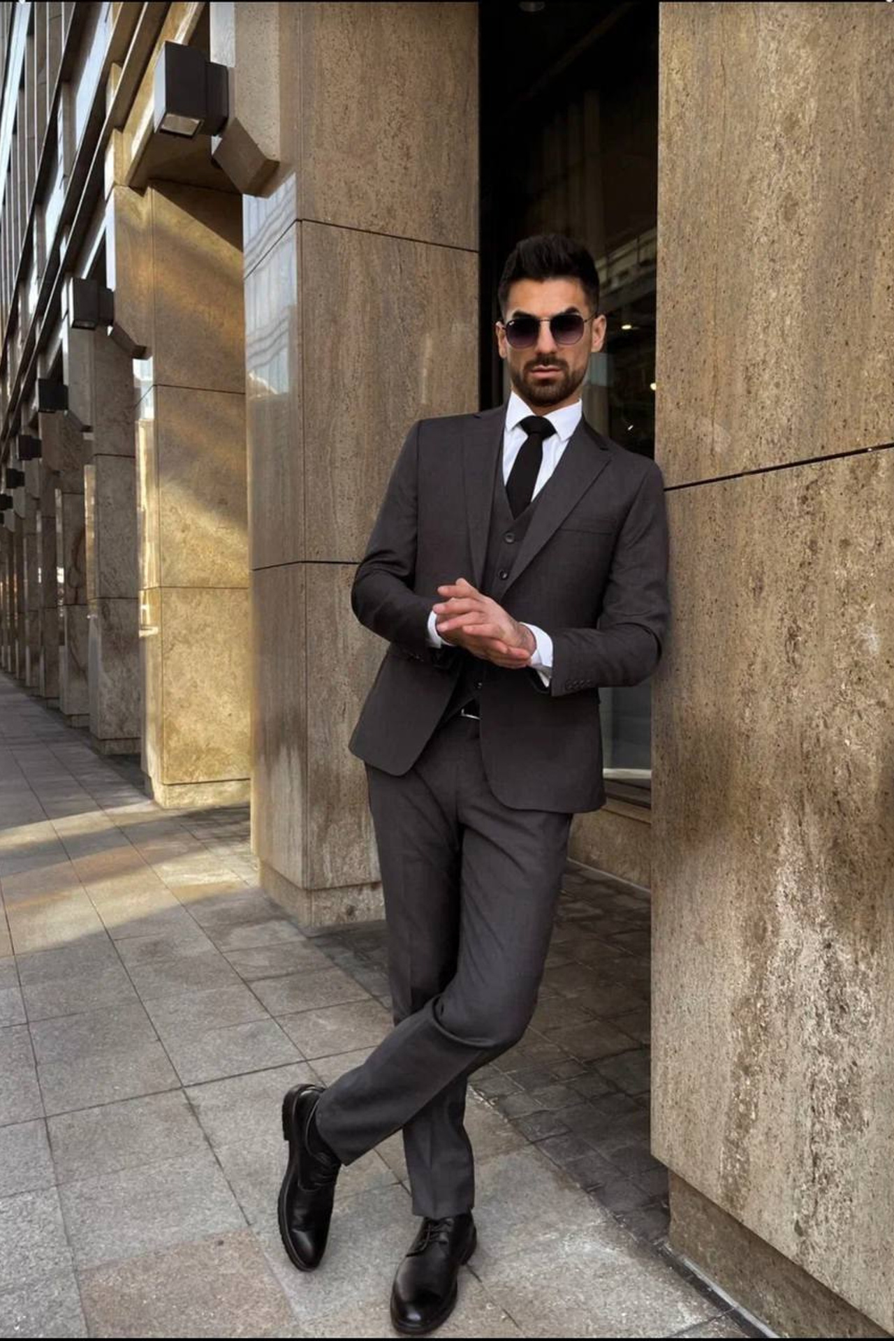 Съемка мужских костюмов для визуализации их практичности и удобства