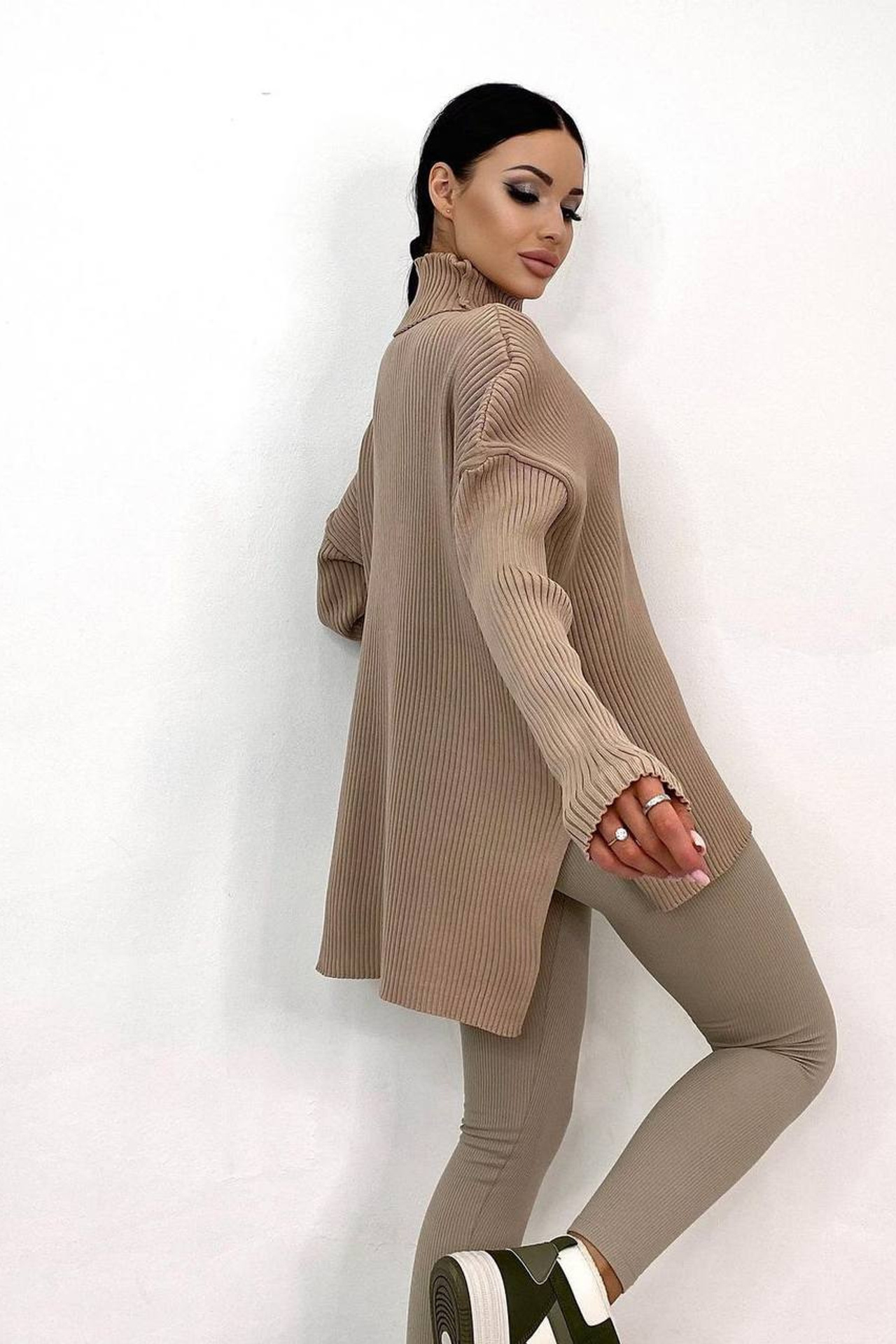 Съемка свитеров оверсайз с акцентом на объем и форму