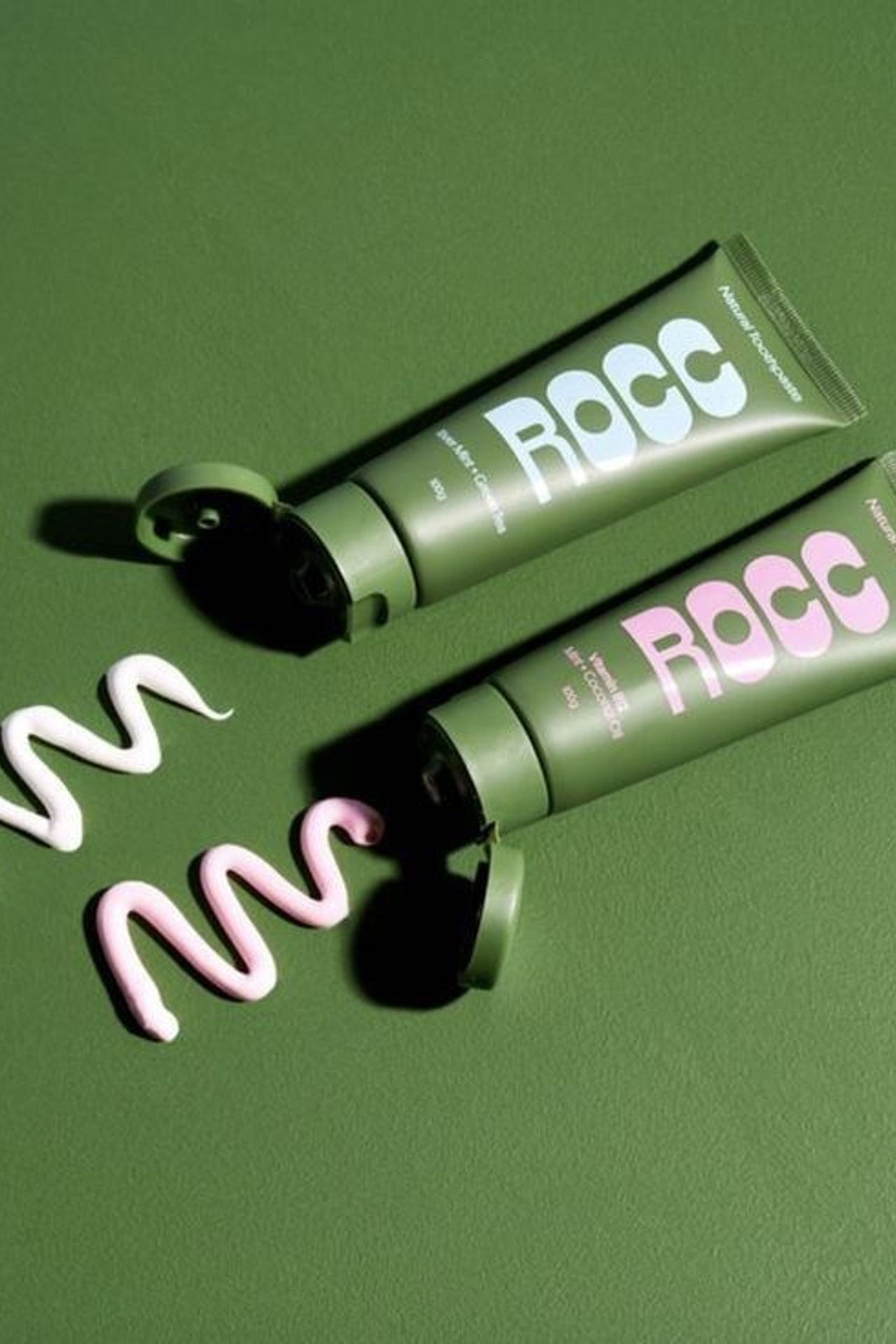 Предметная съемка зубной пасты крупным планом с фокусом на текстуру геля.