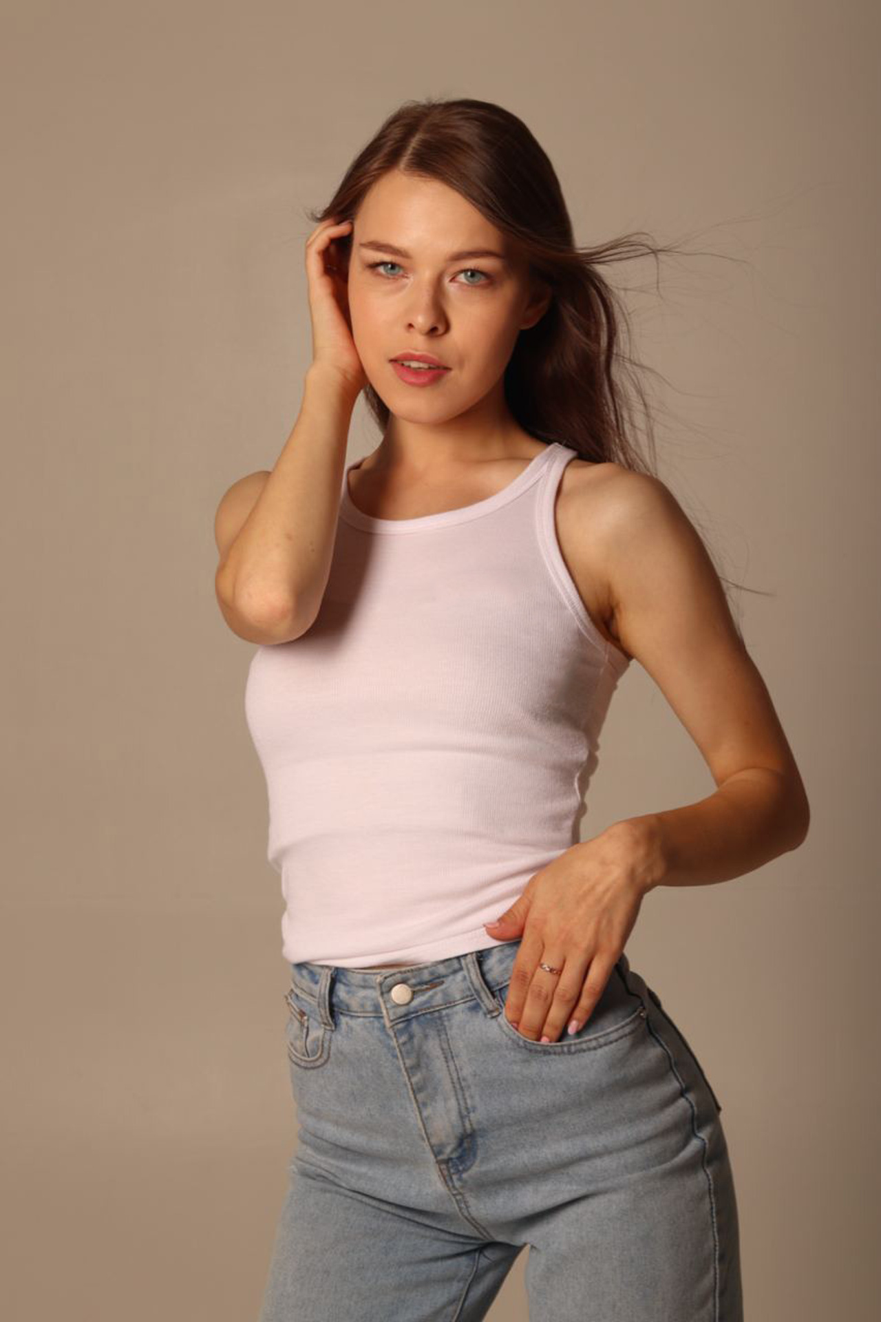 Модель для предметной съемки Алия Казань| Sale Easy