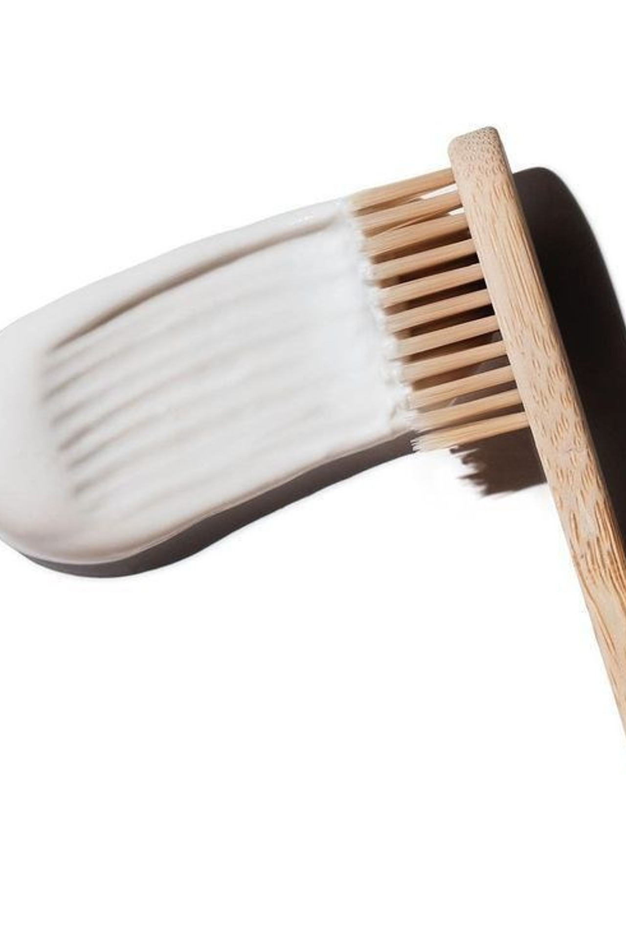 Предметная съемка зубной пасты в ярком свете на чистом фоне.