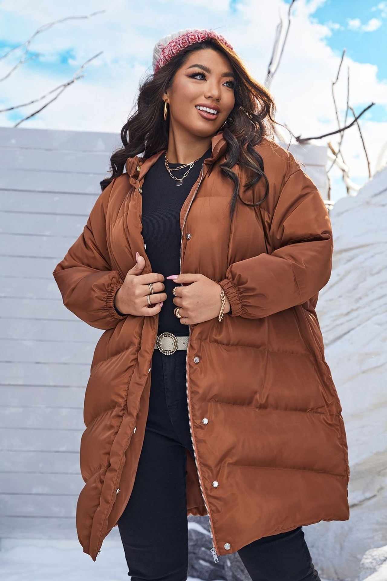 Идея для осеннего образа plus-size с плащом и брюками