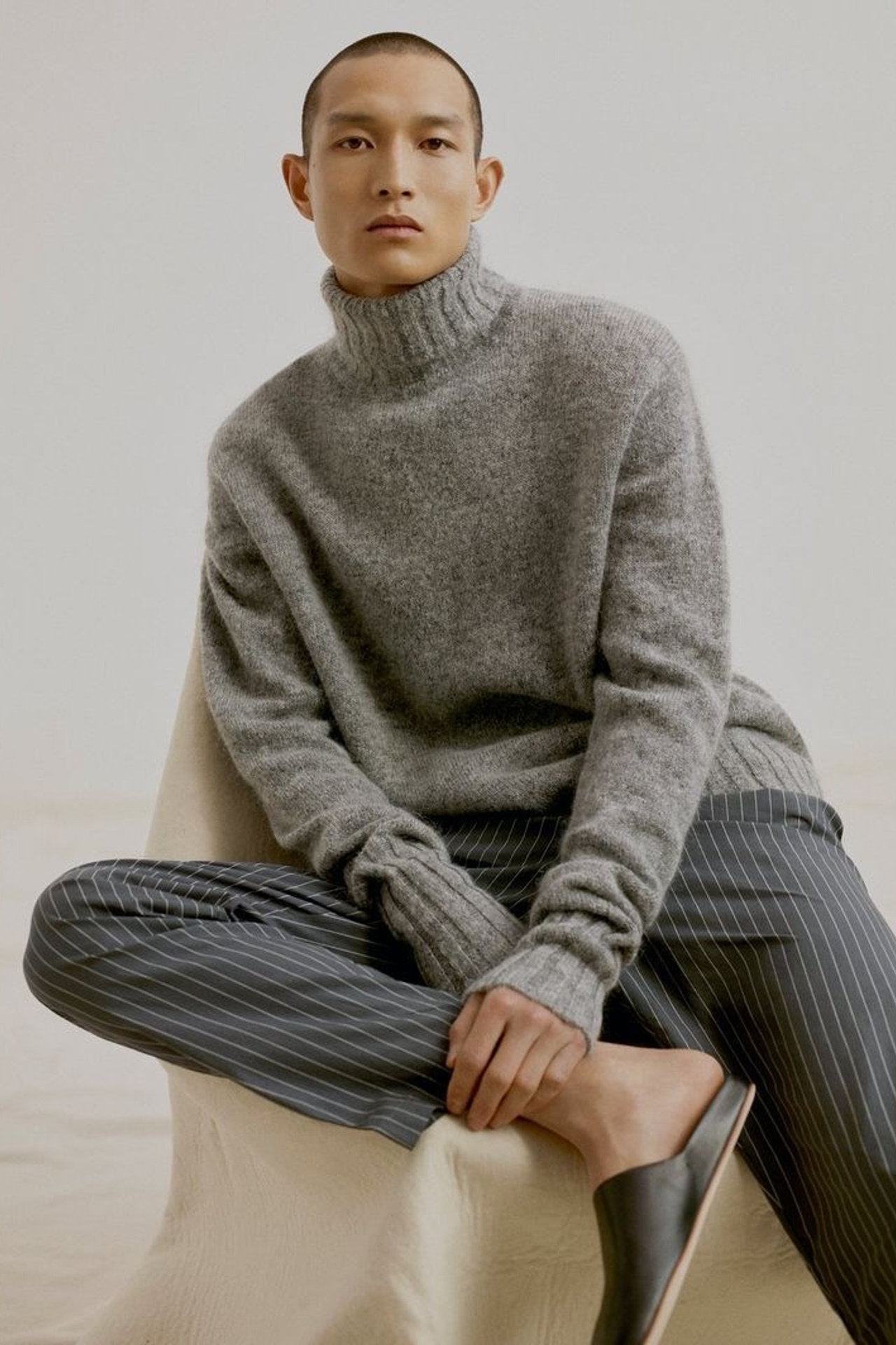 Пример минималистичного мужского образа с водолазкой