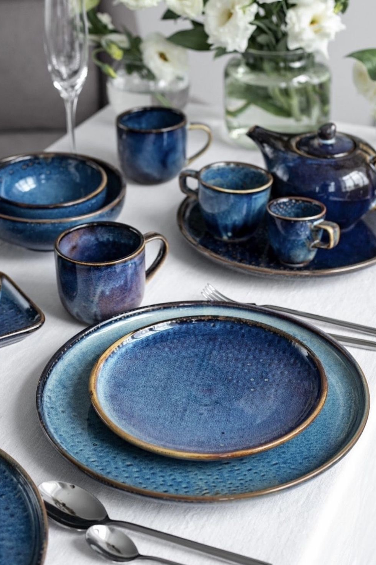 Пример глубокой посуды с мраморным рисунком и гладкой поверхностью.