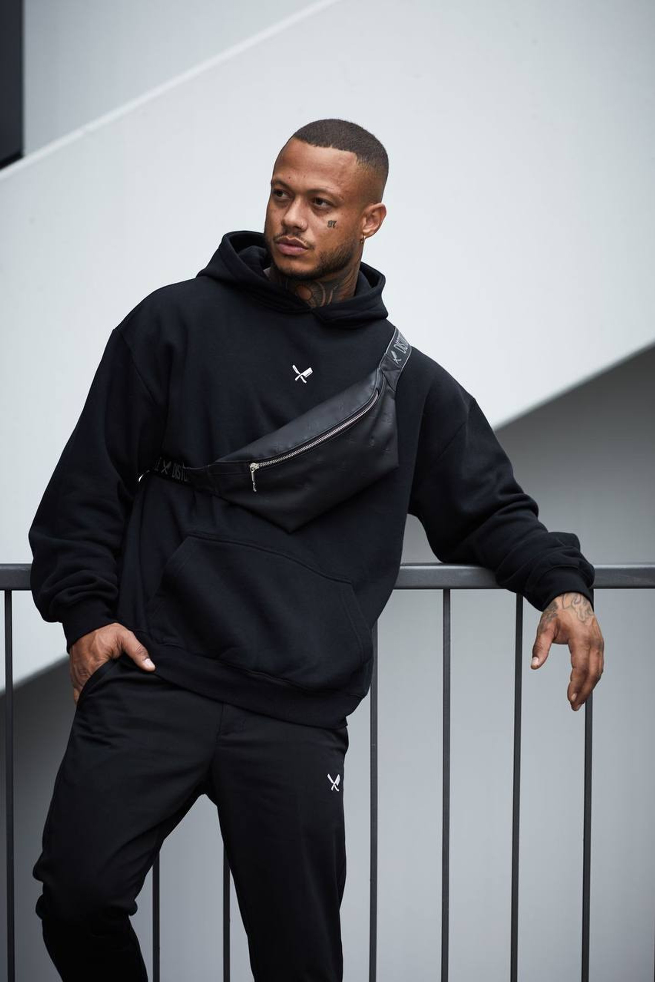 Фотосъемка мужских худи с модными элементами