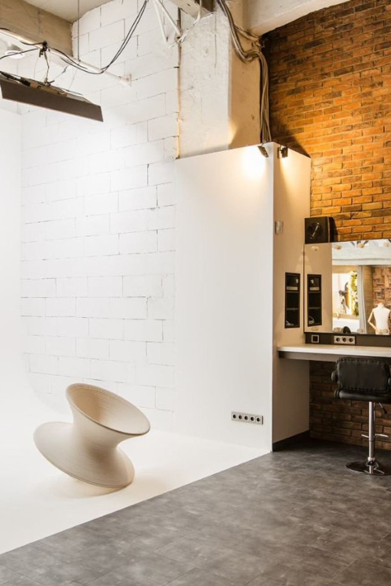 Студия Famous Studios Циклорама для предметной съемки Москва