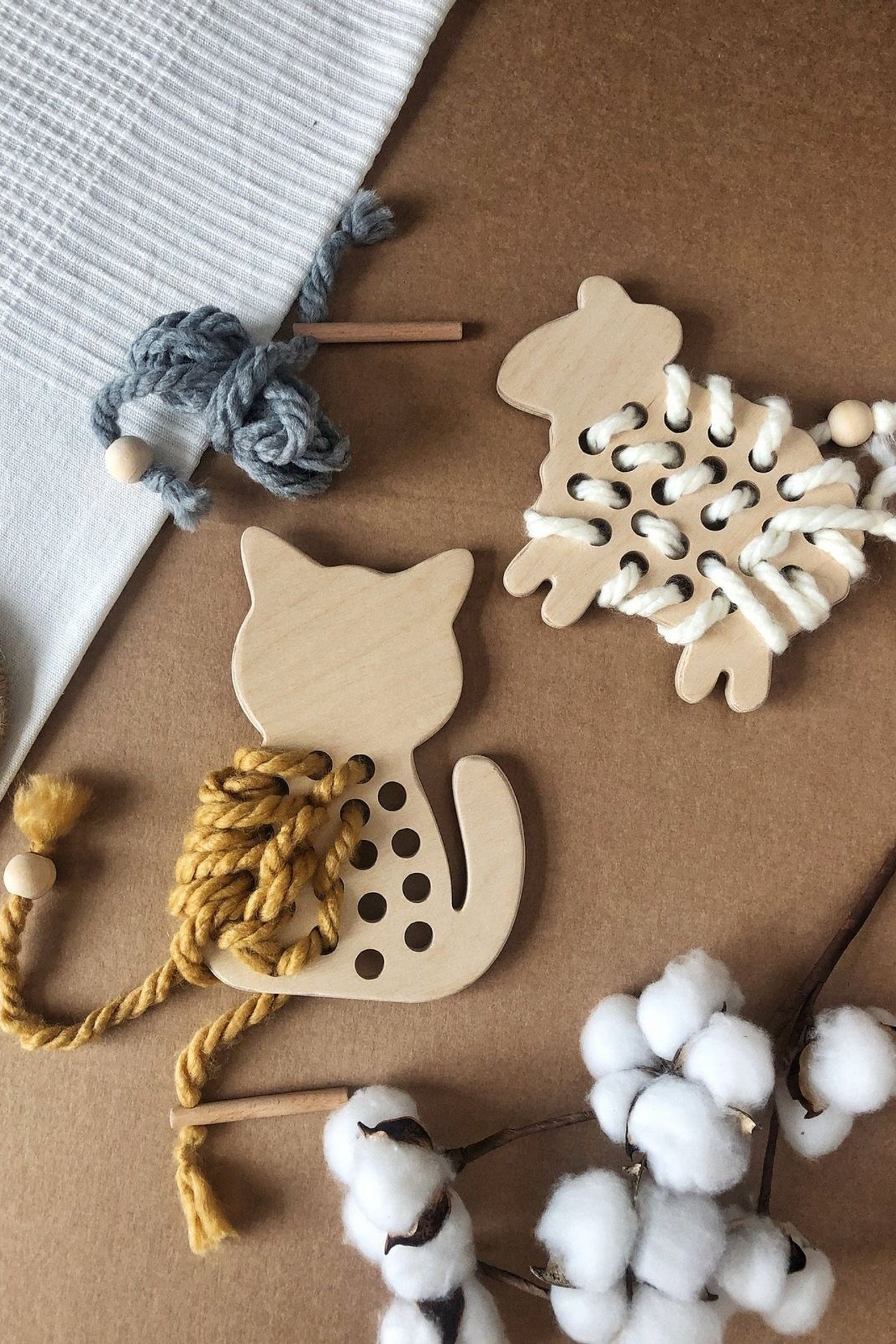 Детские игрушки с мультяшными персонажами и сюжетами.