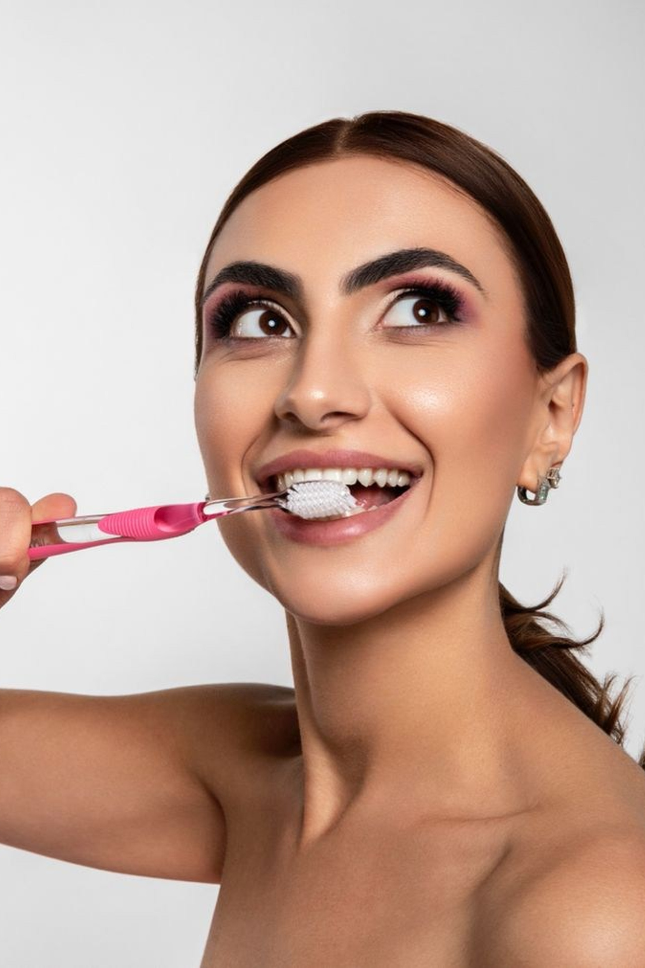 Предметная съемка зубной пасты с моделью, подчеркивающей эффект чистоты.