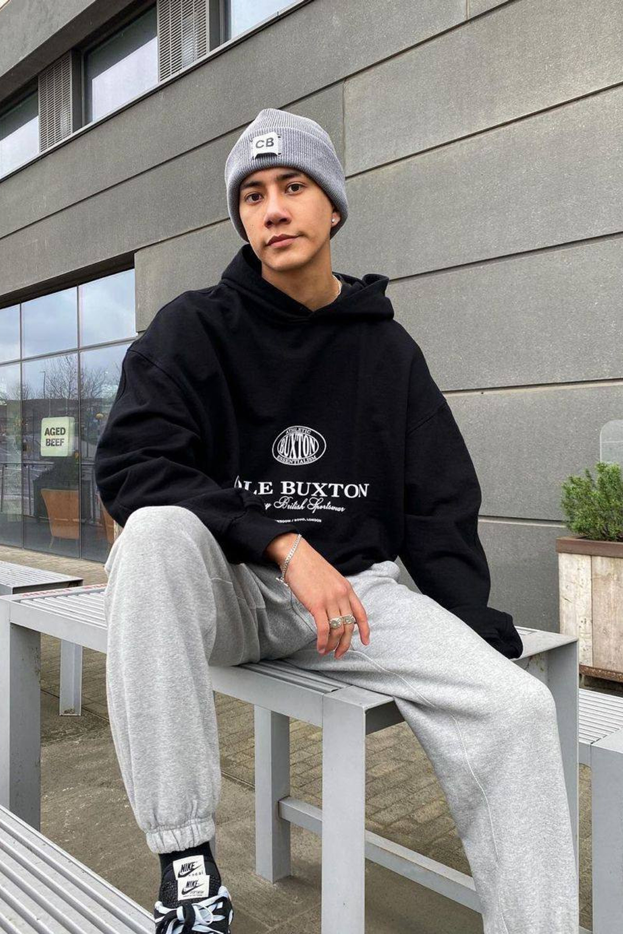 Съемка мужских худи с капюшонами для создания спортивного образа