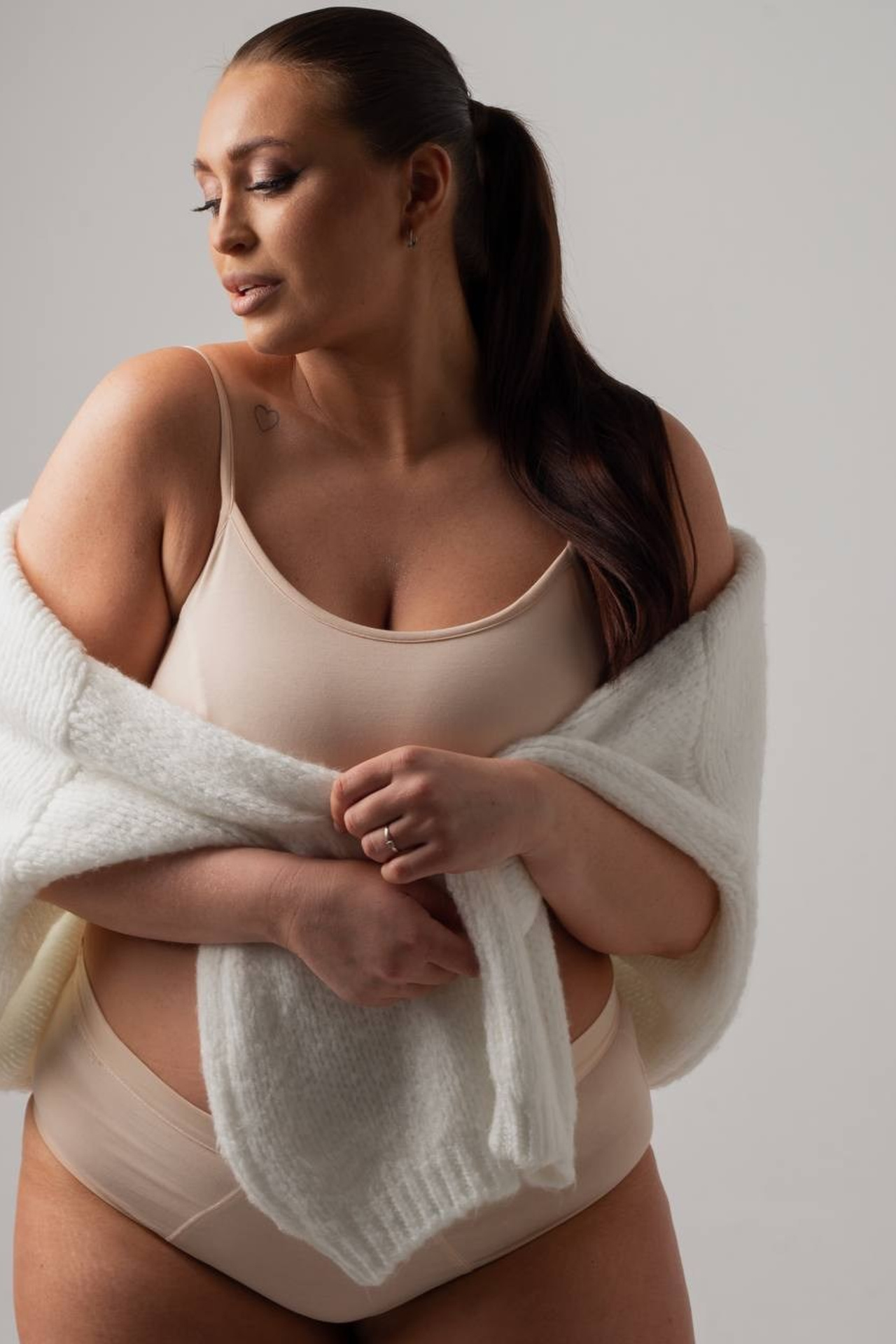 Модель plus size для предметной съемки Виктория БН.Новгород| Sale Easy