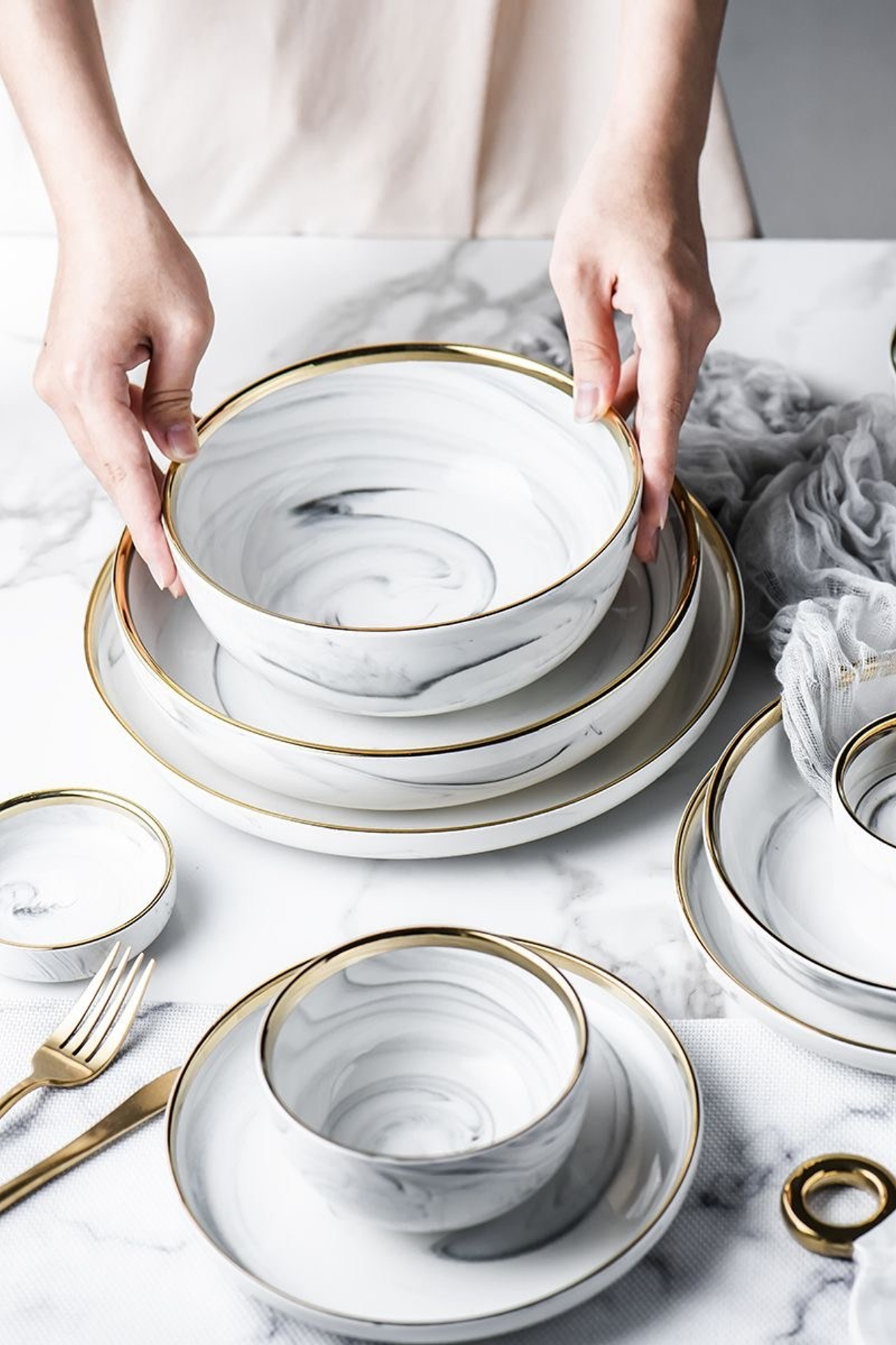 Референс для круглой белой посуды с простыми, чистыми линиями.