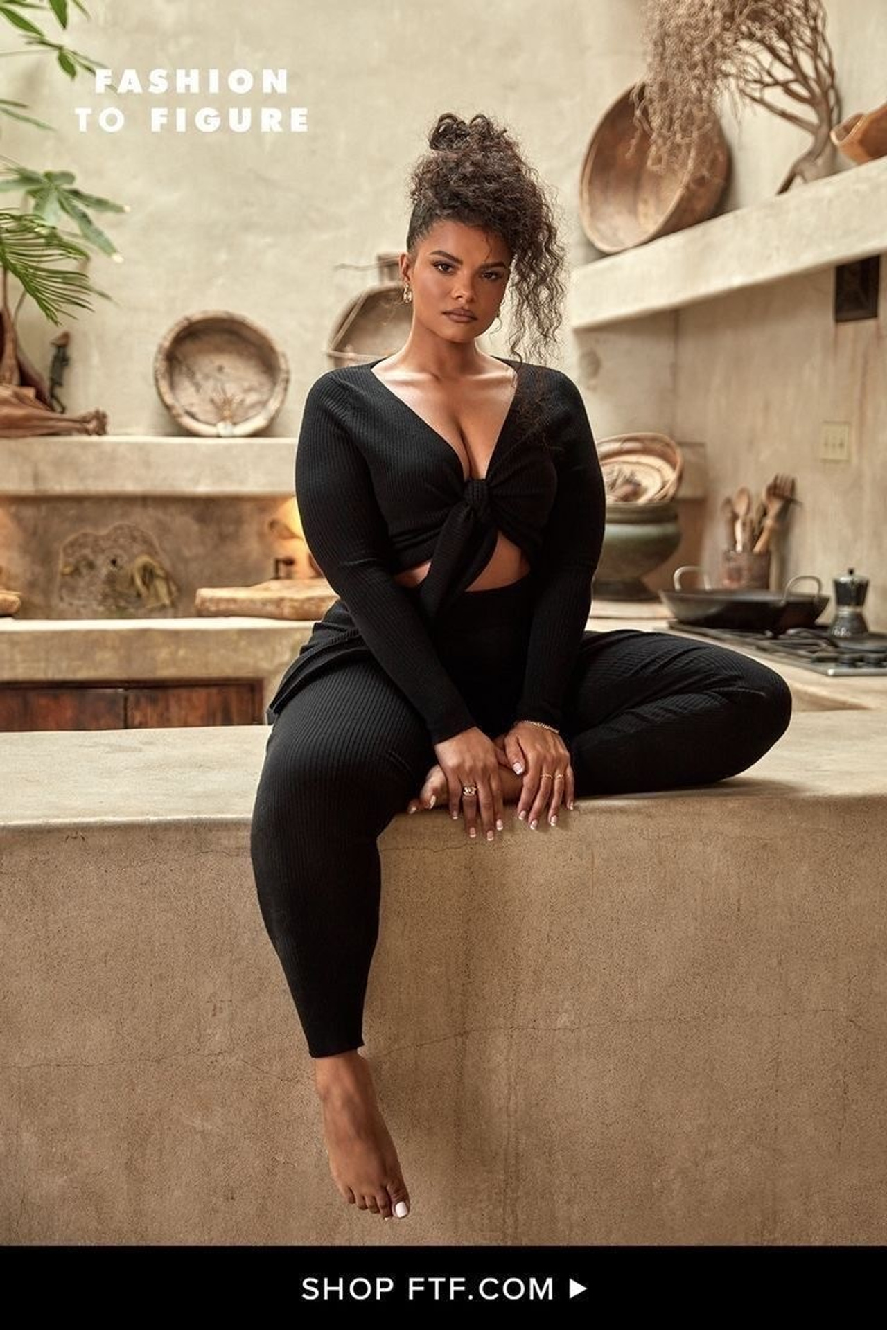 Идея для уличного стиля plus-size с худи и джинсами