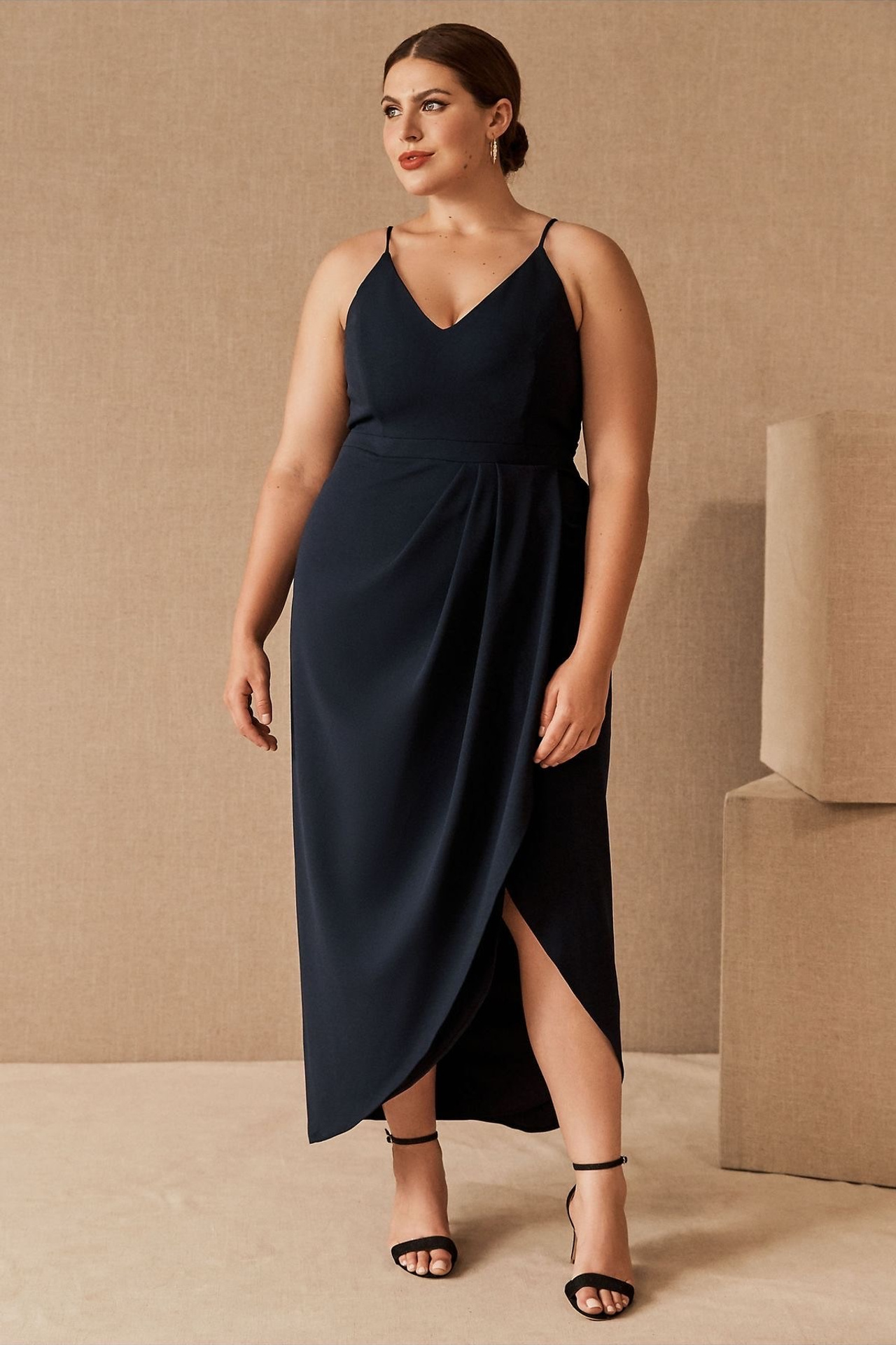 Референс для вечернего платья plus-size с разрезом