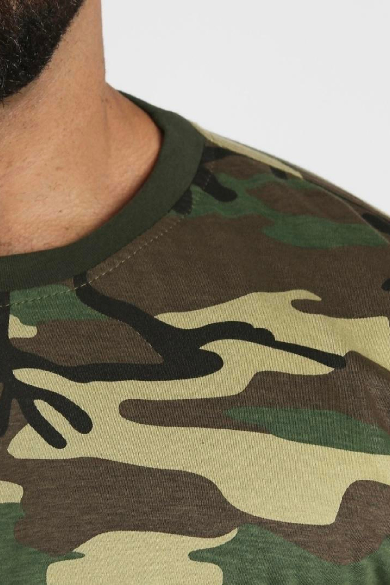 Съемка футболок с акцентом на высококачественные материалы и отделку