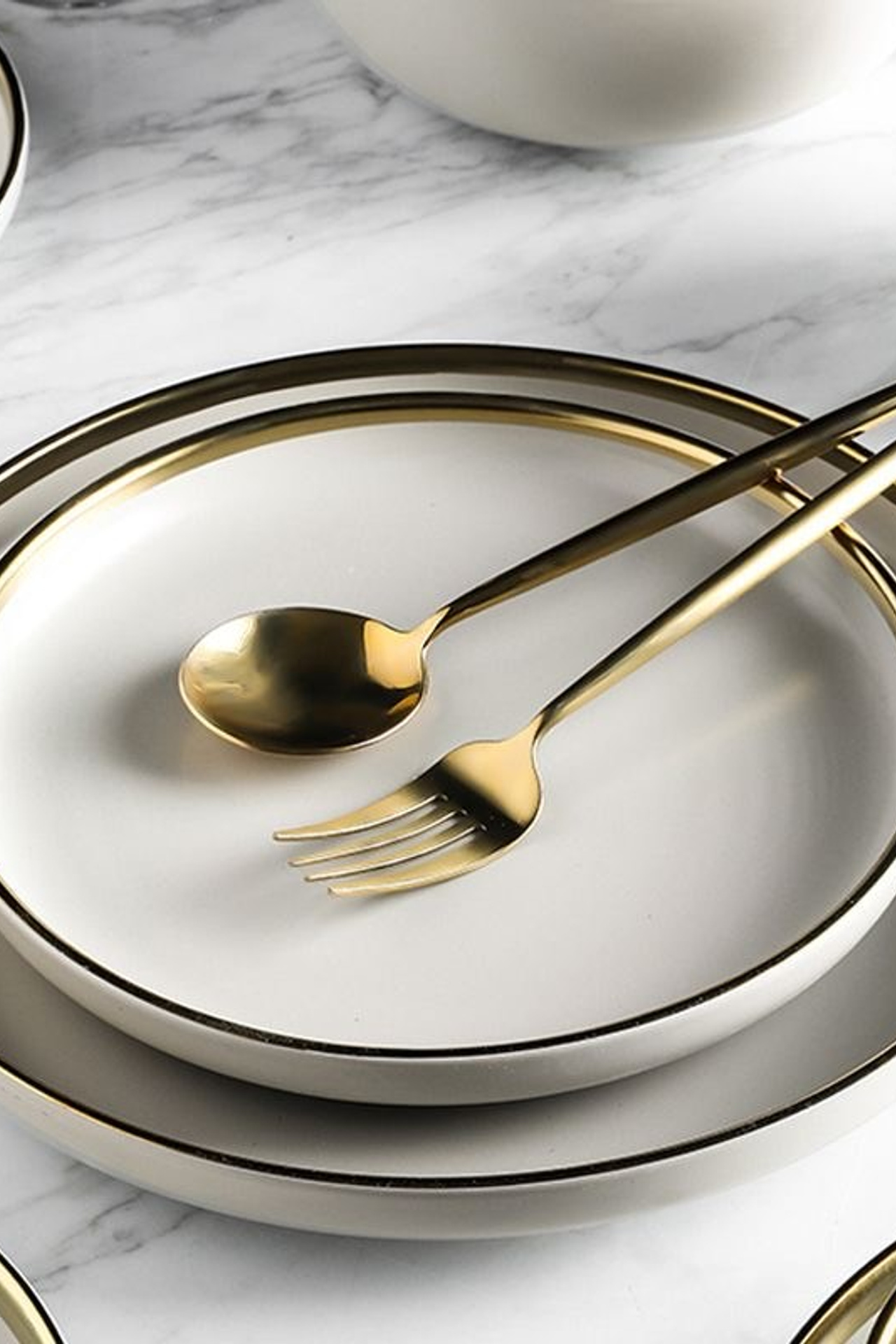 Пример фарфоровой посуды с золотой окантовкой для праздничного стола.