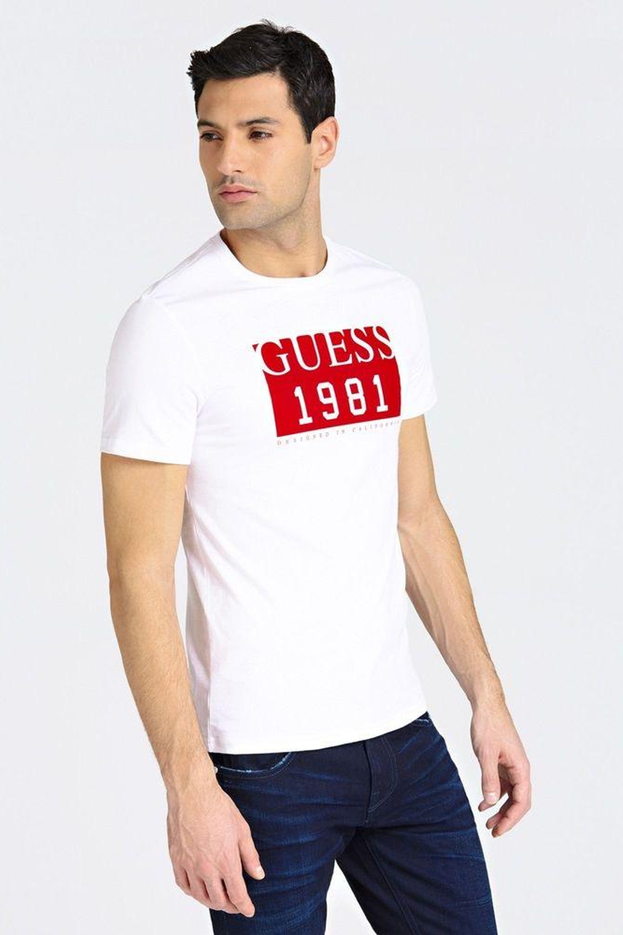 Профессиональная съемка мужских футболок с акцентом на свободный и удобный крой