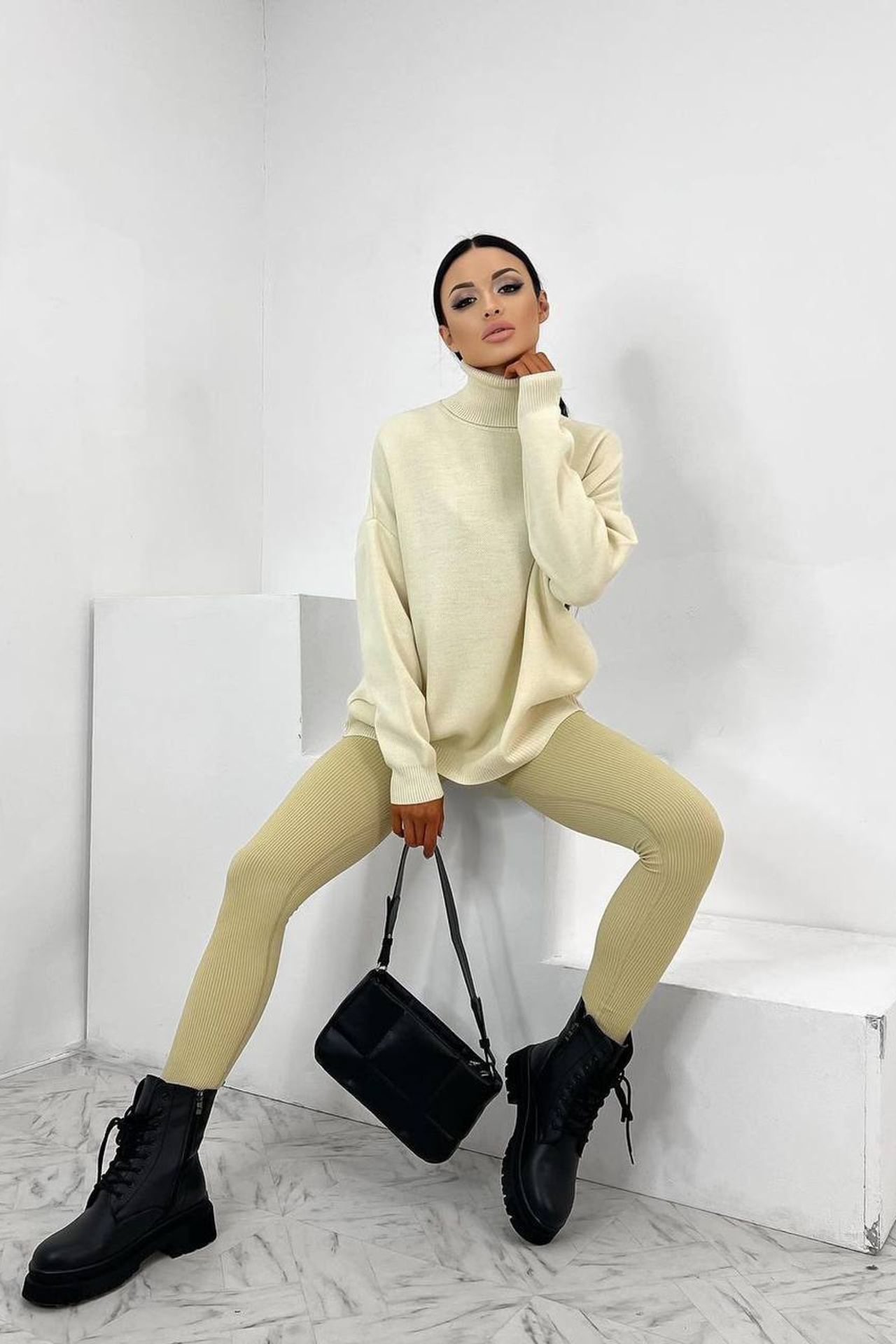 Фотосъемка свитеров оверсайз для демонстрации уникальных деталей