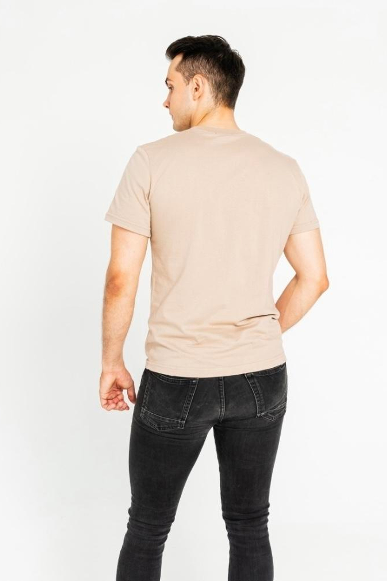 Профессиональная съемка футболок для акцента на их легкость и практичность