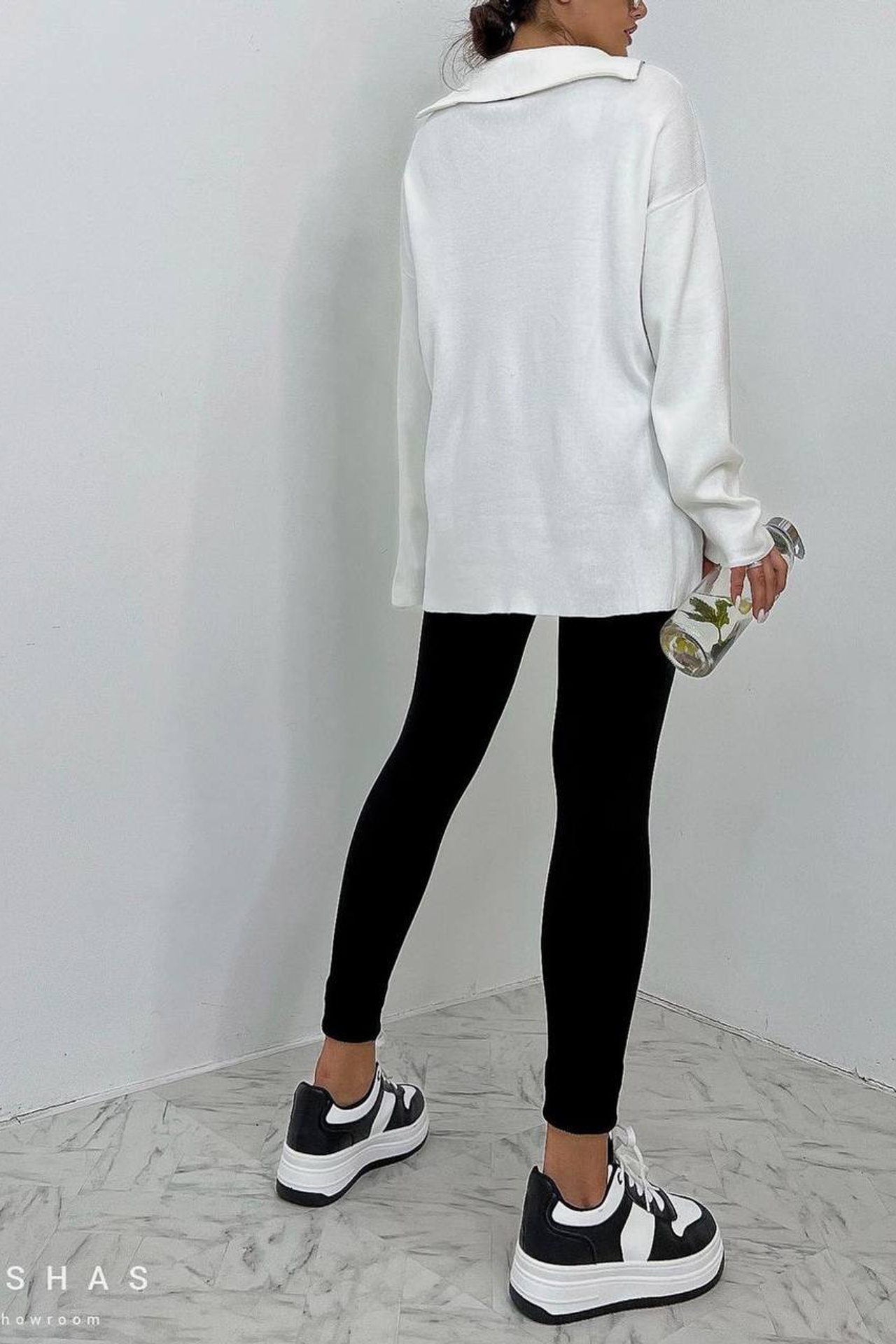 Детализированная фотосъемка свитеров оверсайз с акцентом на текстуры