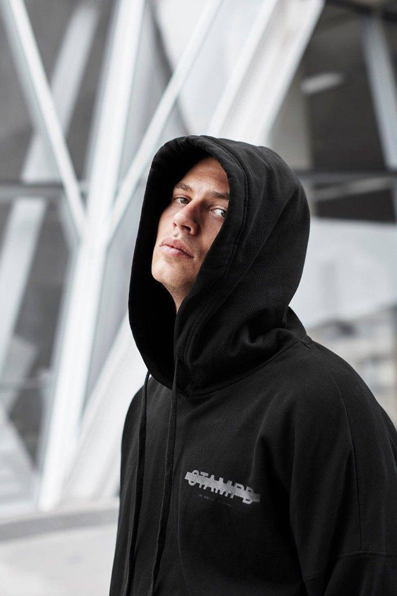 Детализированная фотосъемка мужских худи для рекламных кампаний