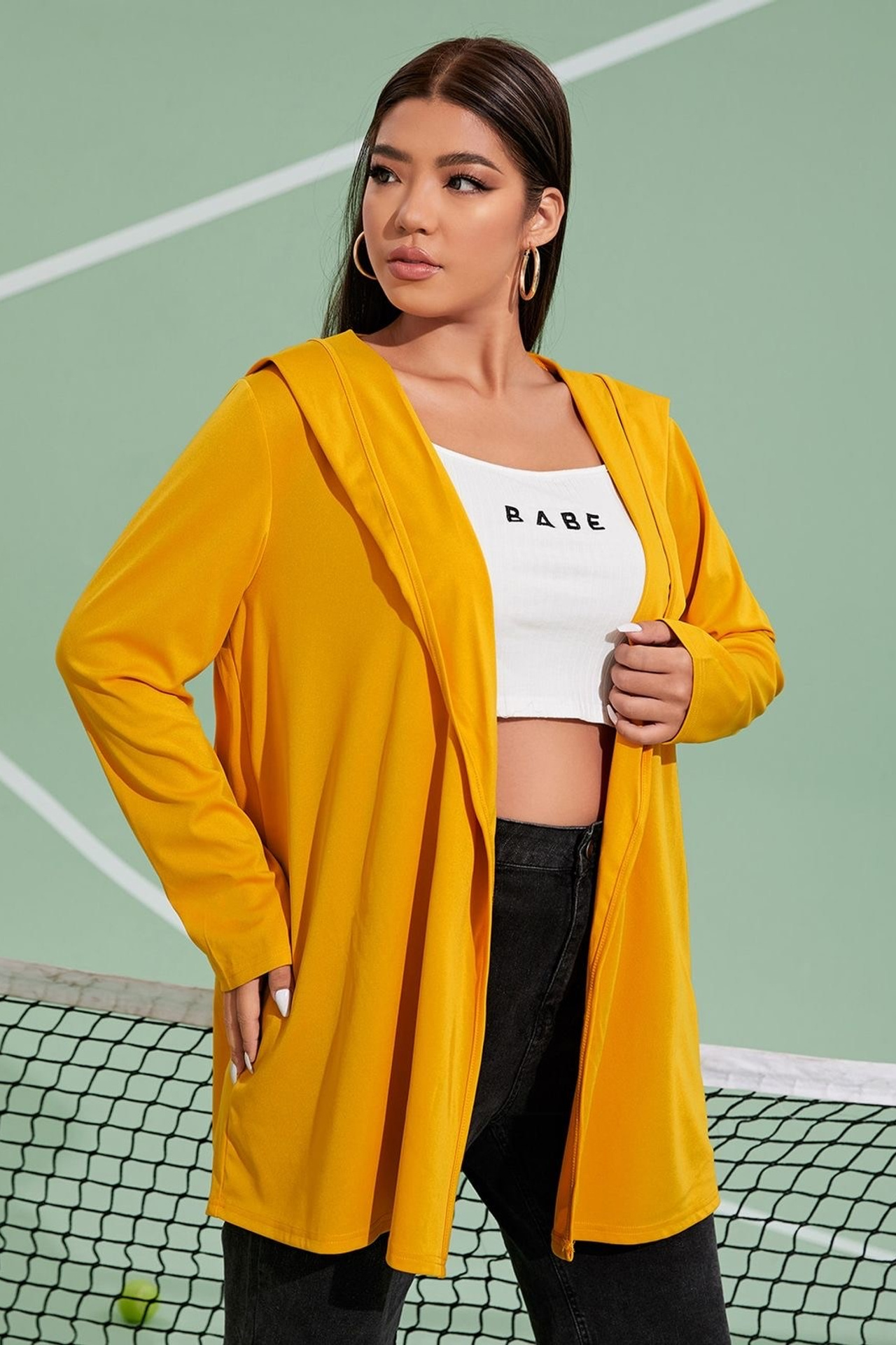 Идея для осеннего образа plus-size с теплым жакетом и брюками из шерсти.