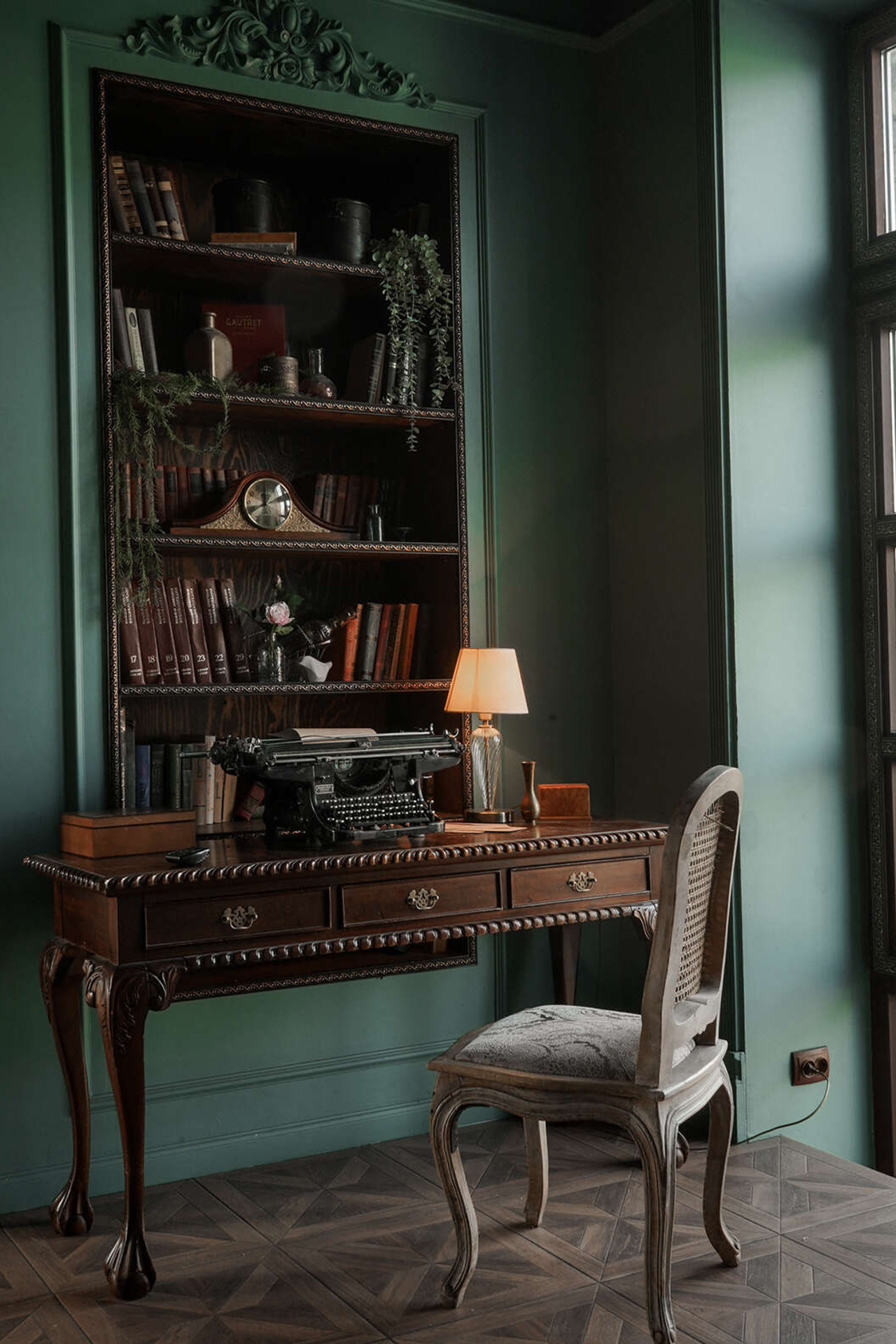 Студия LEONA — зал БИБЛИОТЕКА для предм. съемки С.-Пб|Sale Easy