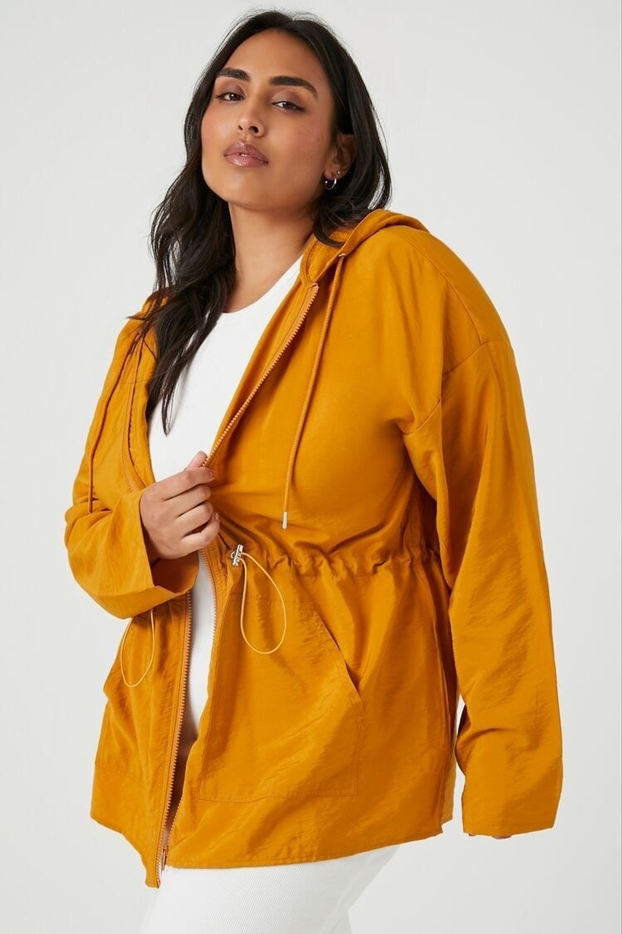 Идея для летнего костюма plus-size с легкими тканями и ярким принтом.