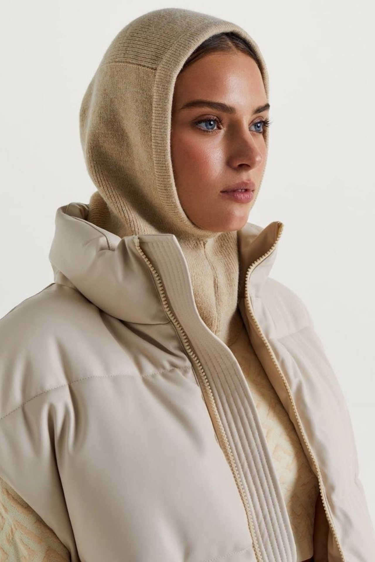 Пример женского стиля с модным капором на шнуровке