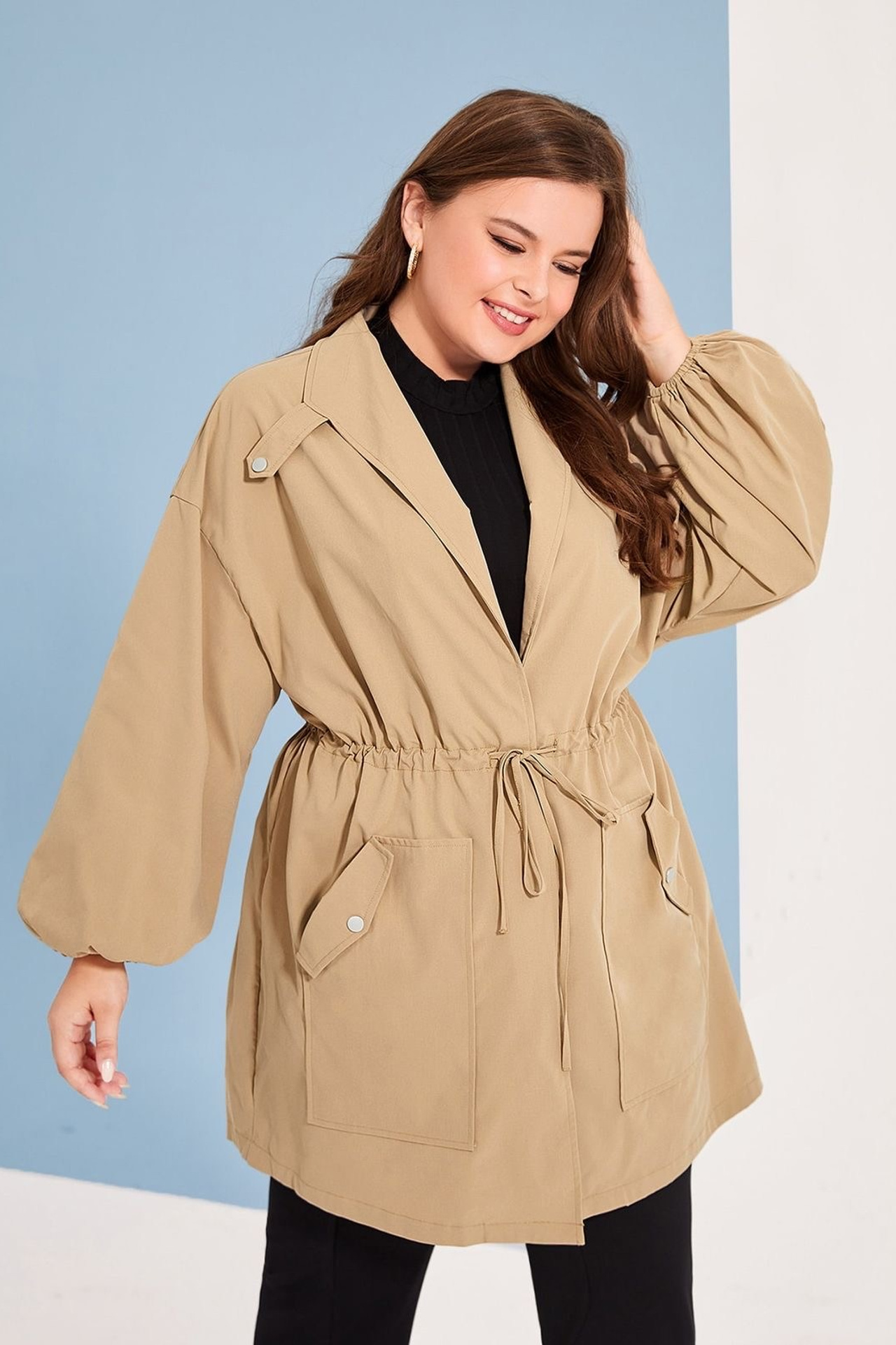 Референс для наряда plus-size с классическим тренчем