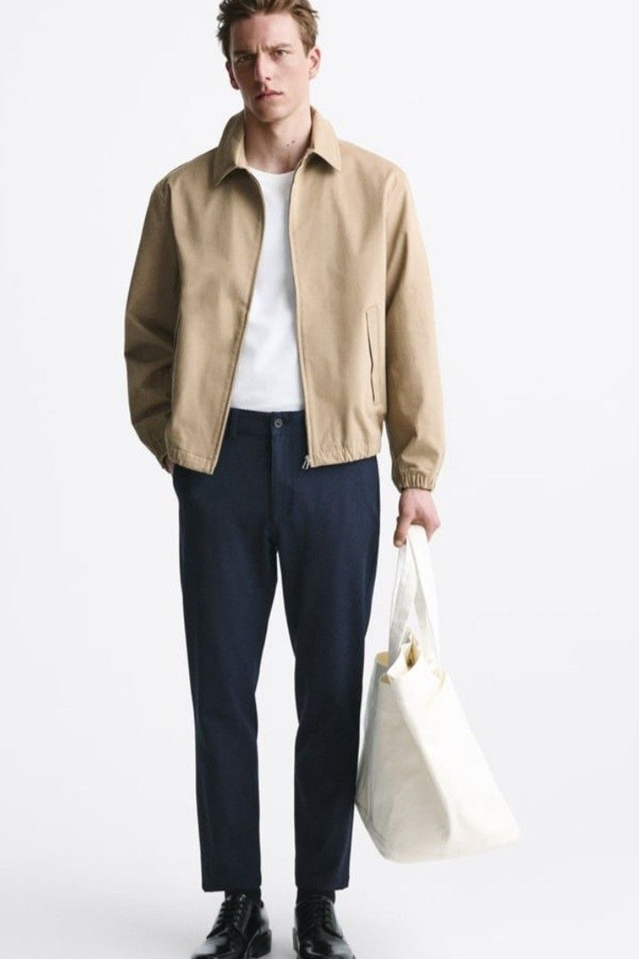 Пример стиля с верхней одеждой в классическом цвете