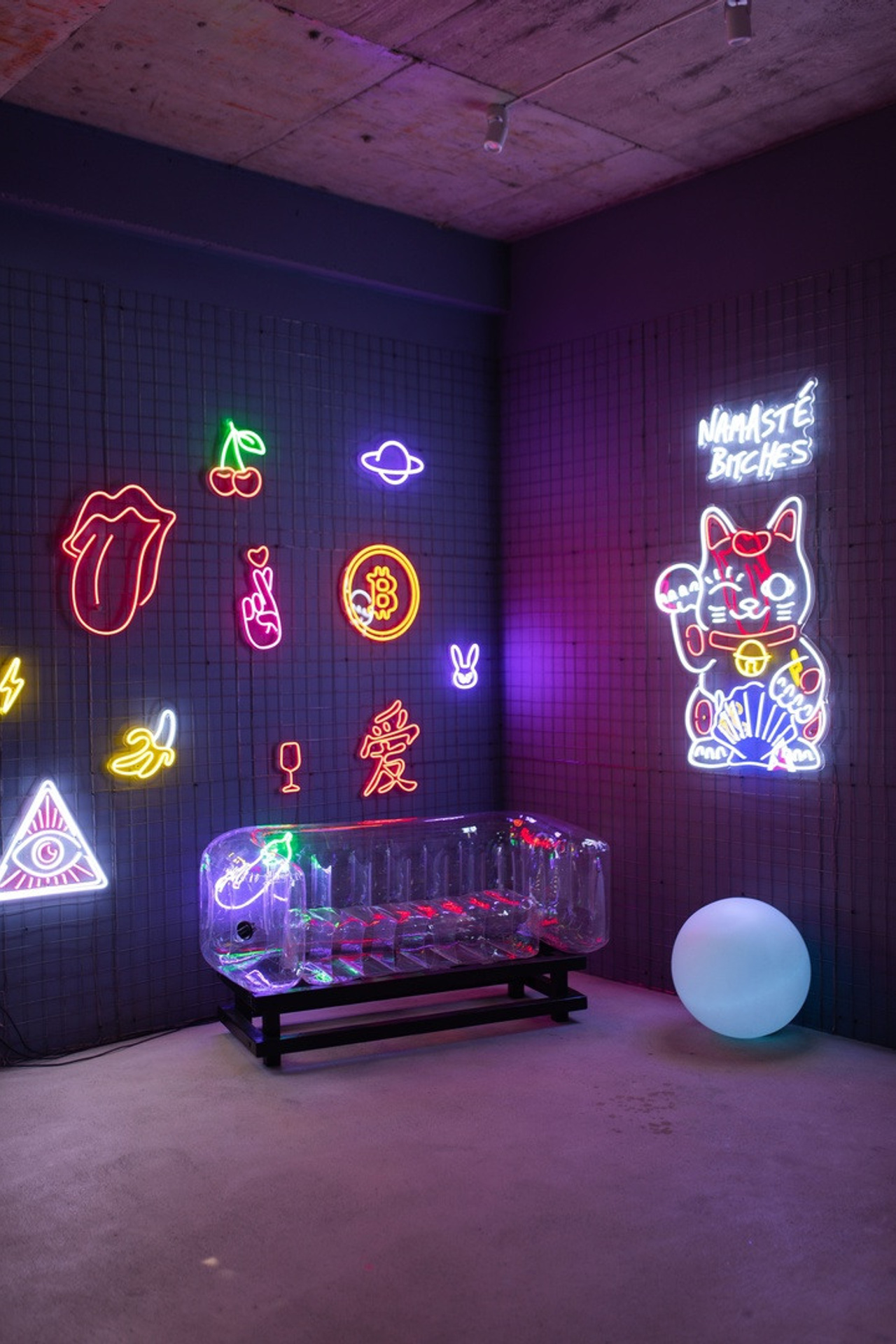 Студия 2412STUDIO Зал #NEON для предметной съемки Сочи|Sale Easy