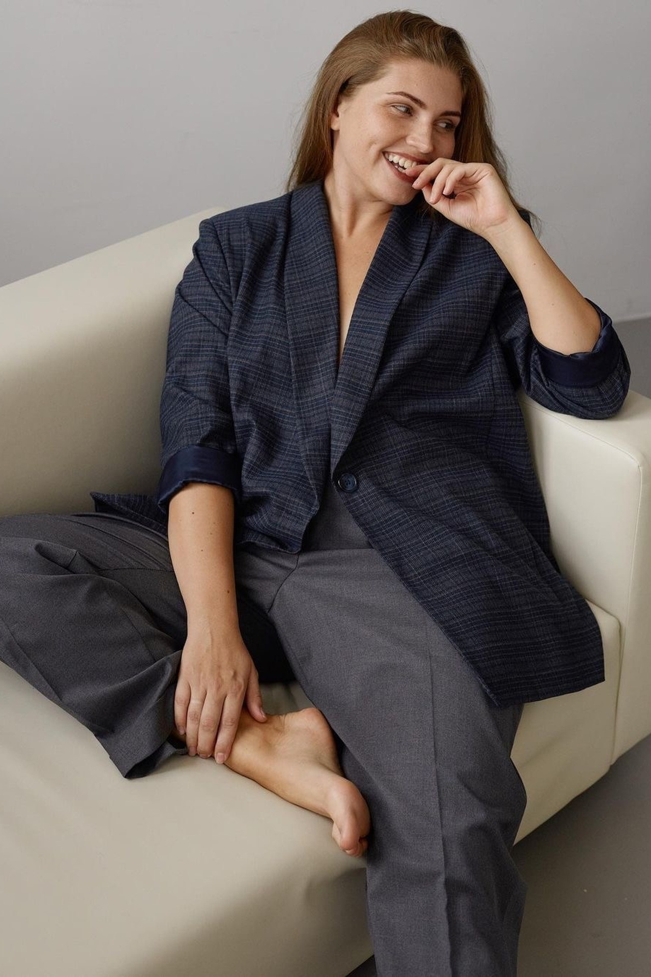 Пример повседневного стиля plus-size с брюками и свитшотом