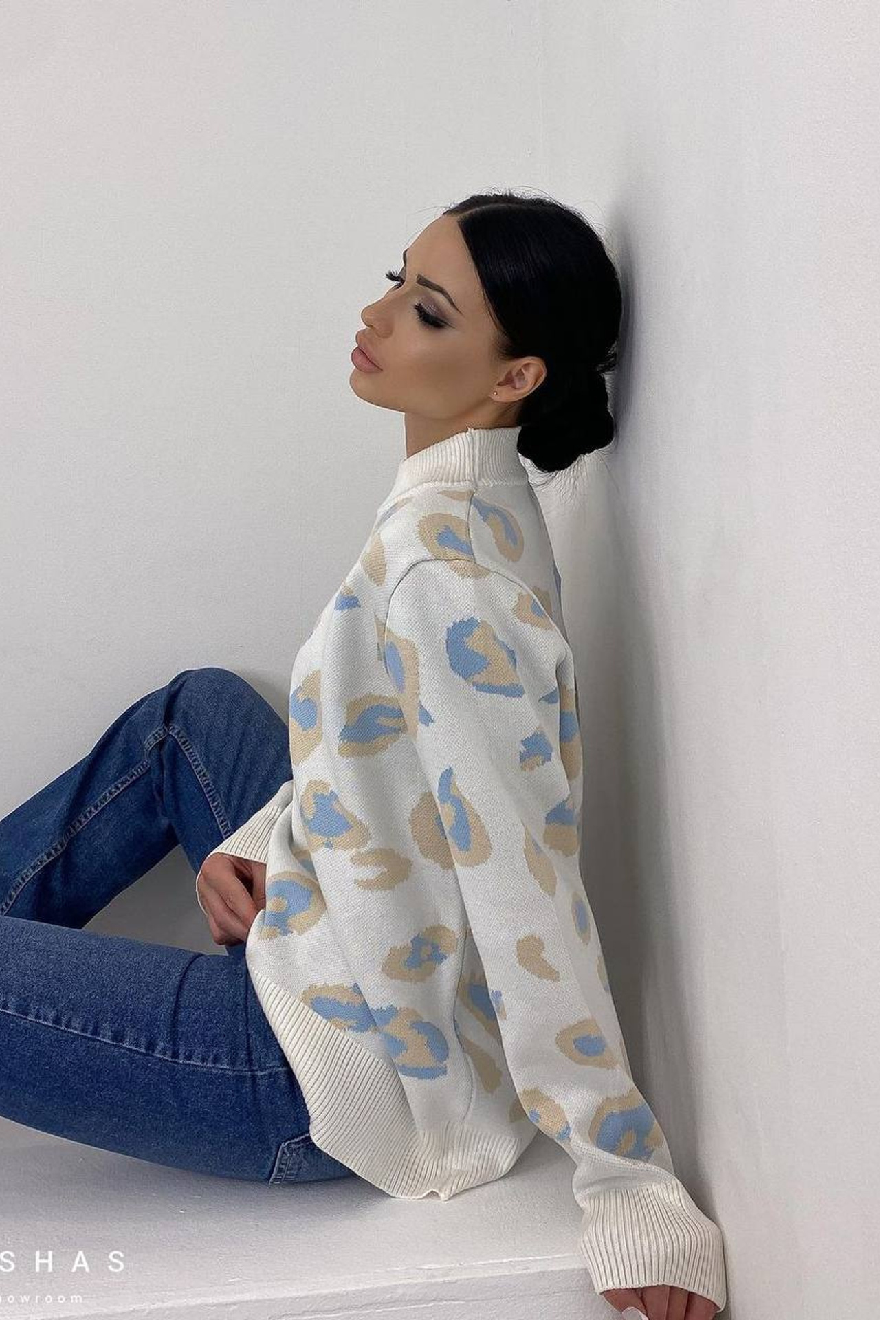 Детализированная съемка свитеров оверсайз с акцентом на декоративные элементы